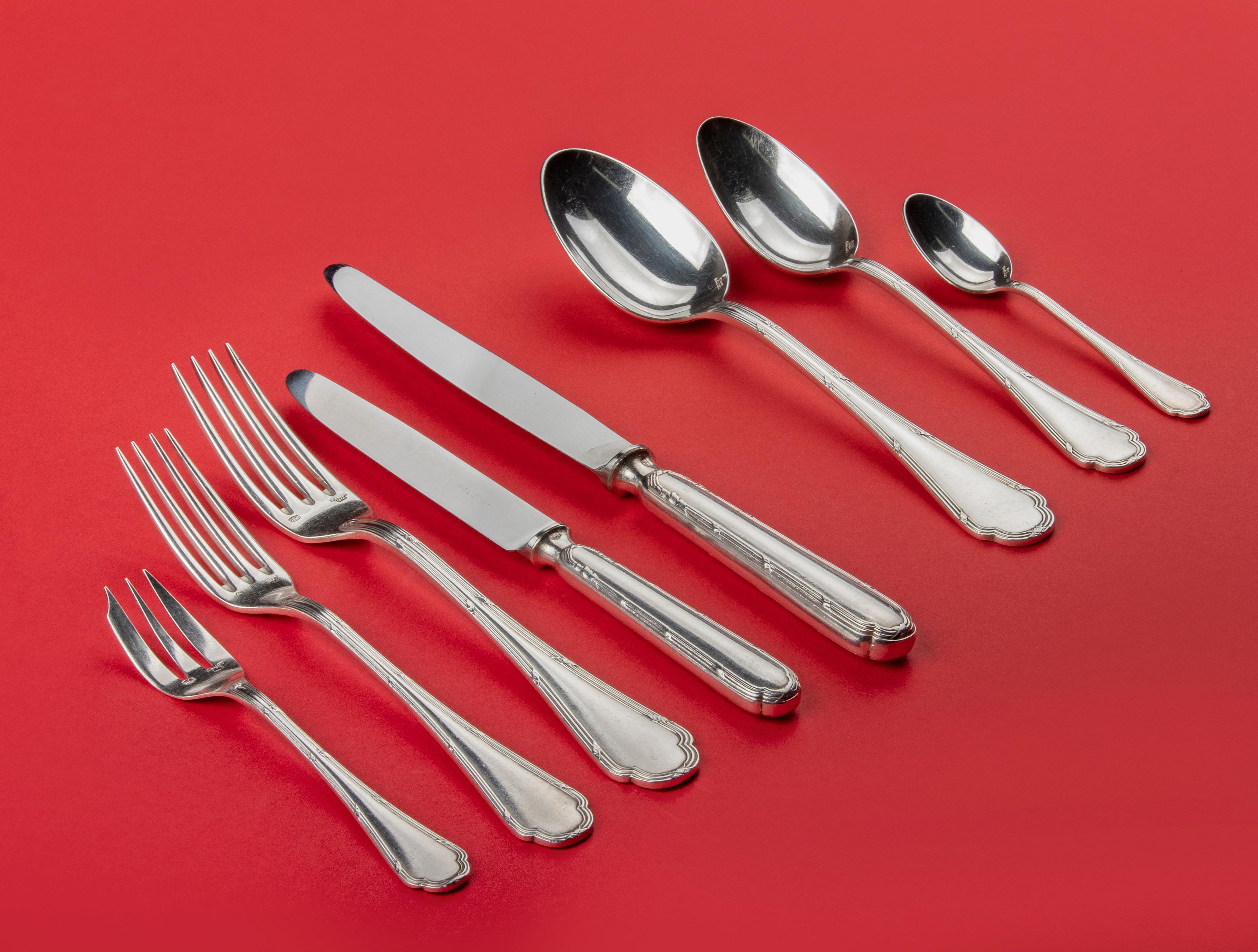 Beautiful silver plated flatware set for 12 people from the French brand Ercuis. The composition of the set is as follows: 12 large knives, 12 small knives, 12 large spoons, 12 small spoons, 12 large forks, 12 small forks, 12 teaspoons and 12 pastry