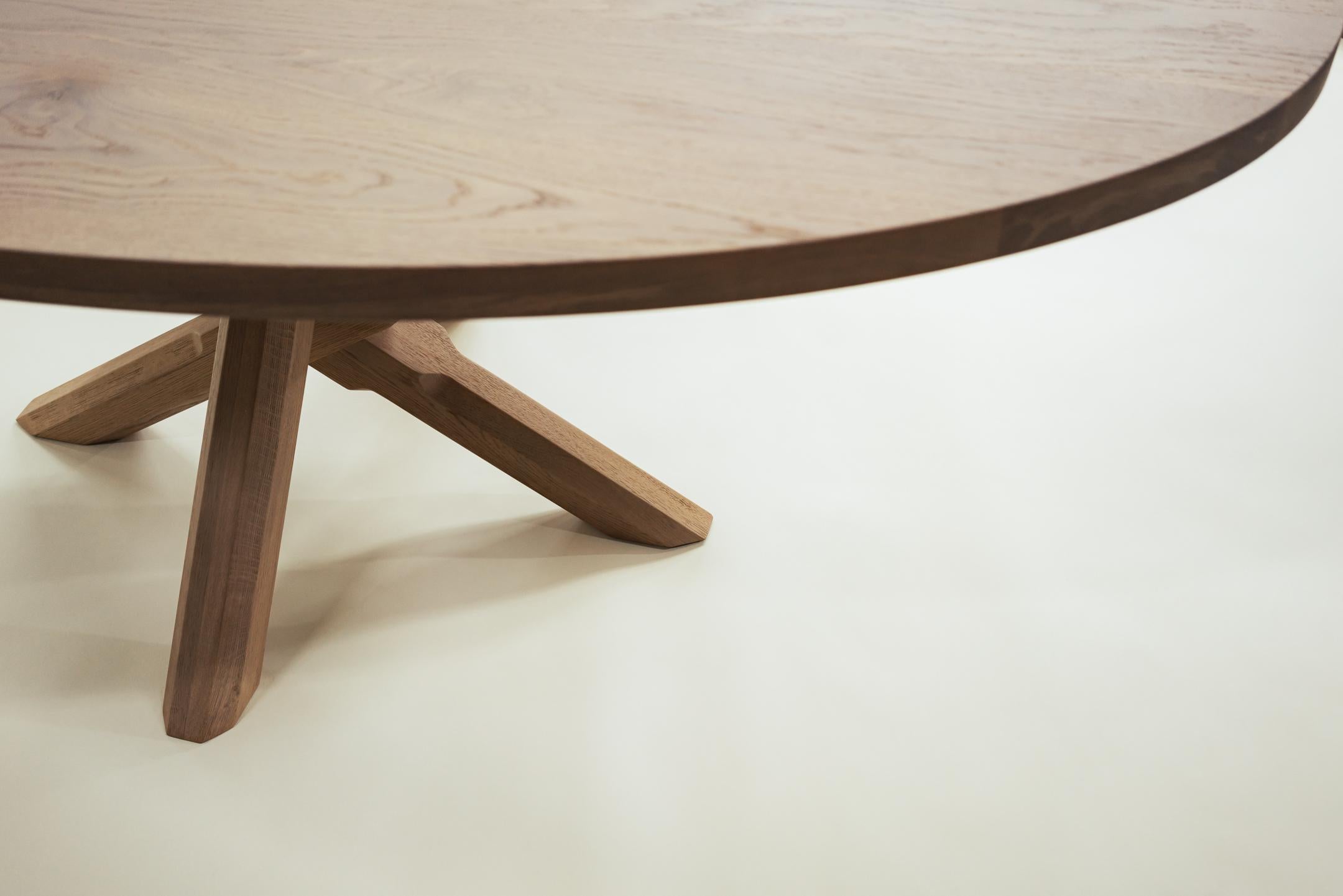 Américain Table de salle à manger Bond en chêne massif ovale 96 x 48 par Lynnea Jean en vente