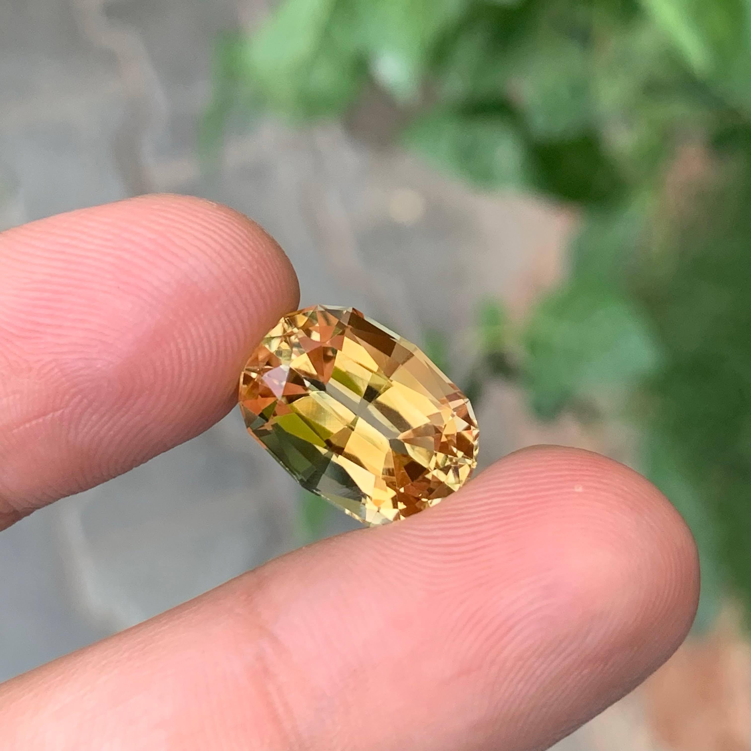Moderne 9.60 Carat Natural Loose Light Golden Citrine Stone Oval Shaped African Gemstone (pierre précieuse africaine de forme ovale) en vente