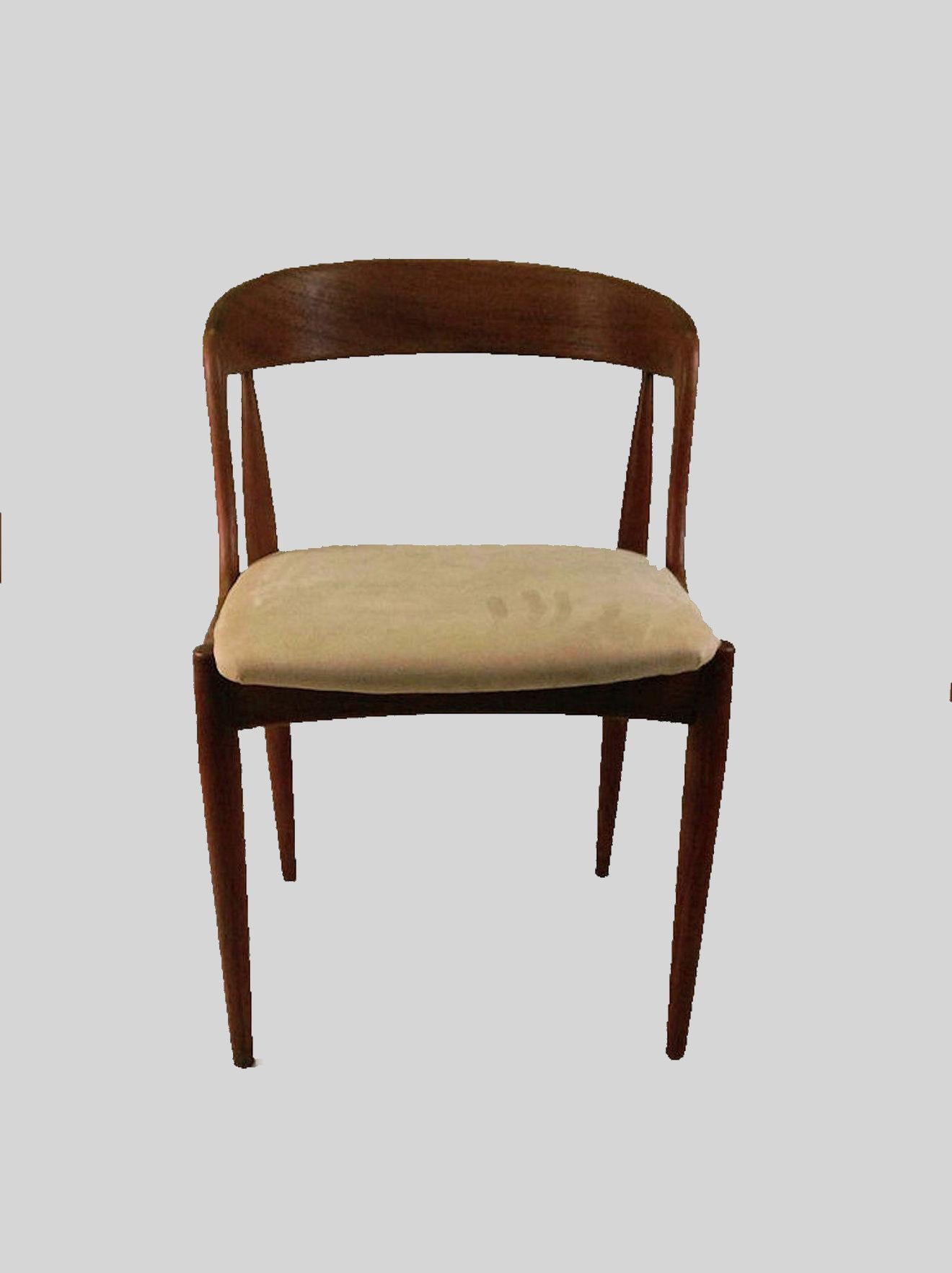 Set of eight fully restored organic shaped dining chairs in teak designed by the Danish designer Johannes Andersen for Uldum Møbelfabrik in 1965.

The comfortable chairs features a solid carefully shaped teak frame with lots of organic shapes that