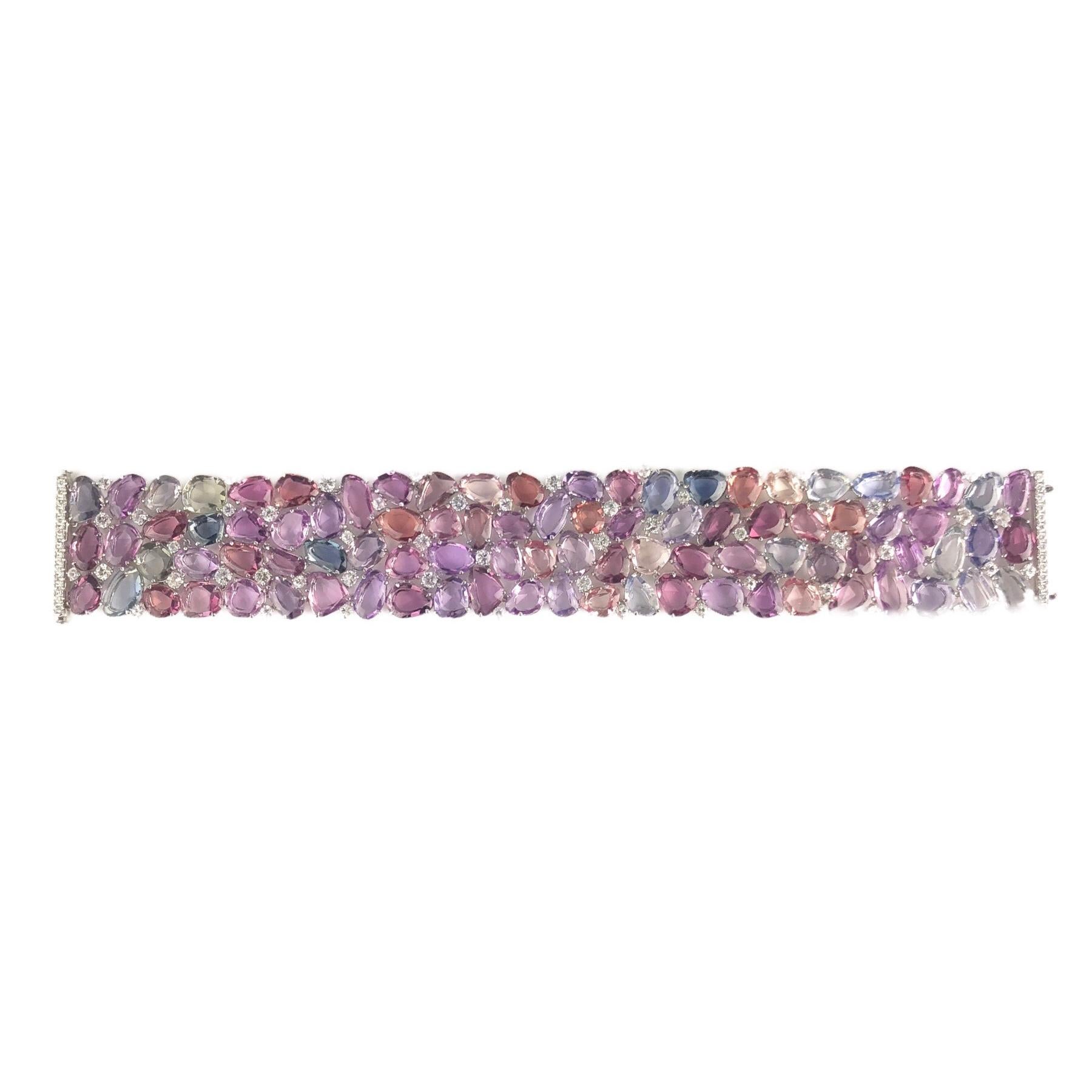 (DiamondTown) Dieses atemberaubende Armband besteht aus 96,05 Karat mehrfarbigen Saphiren. Die Saphirfarben sind verschiedene Schattierungen von Rosa, Violett, Grün, Blau, Gelb und Pfirsich, mit 51 weißen Saphiren in der Mischung als auch. 28 runde