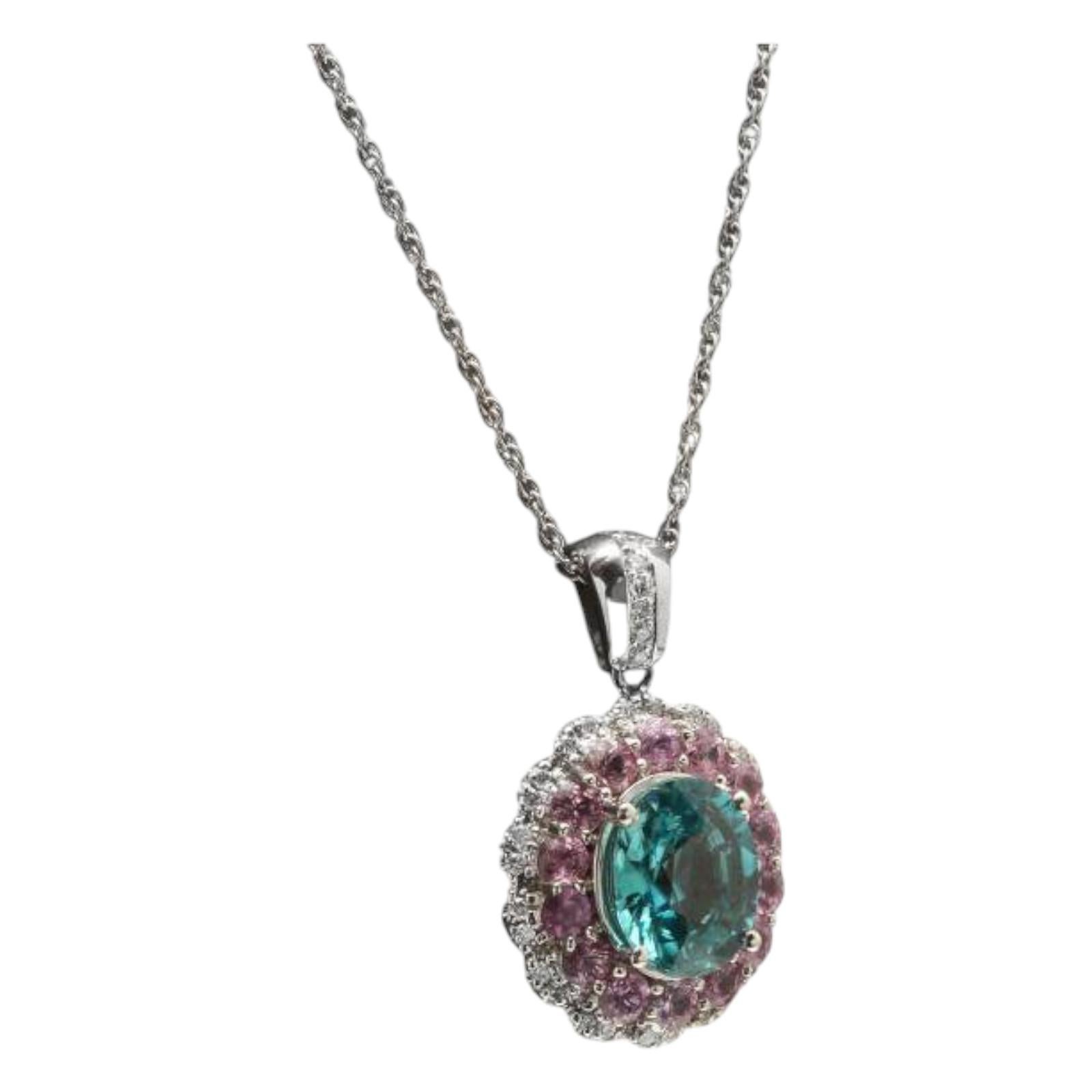 Collier en or blanc massif 14K de 9,60 ct de zircon naturel, saphir rose et diamant

Le poids total des zircons bleus naturels de taille ovale est de : Environ 7,00 carats

Le zircon mesure : Environ 11.50 x 9.60mm

Saphirs roses Poids total :