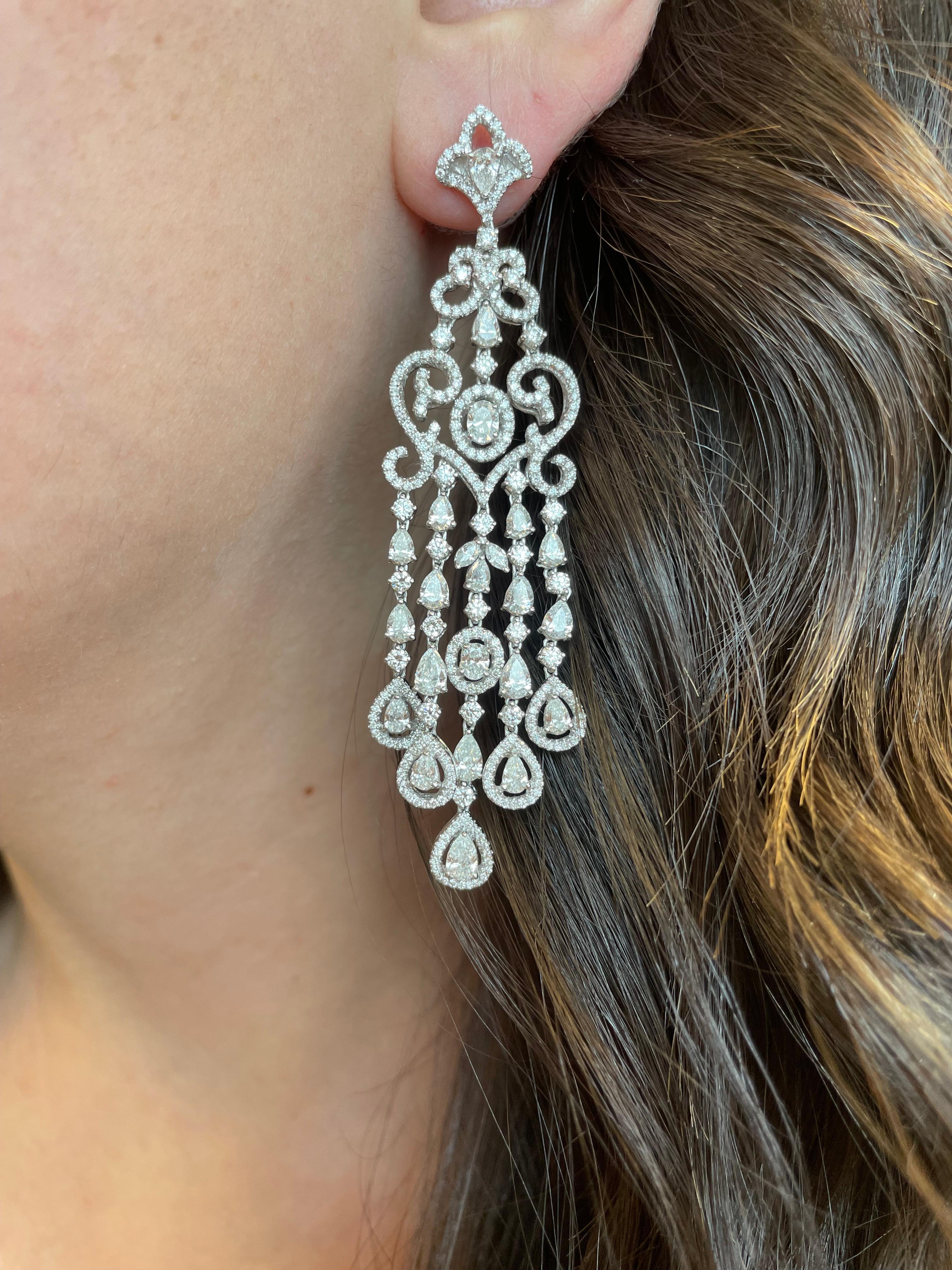 Lovely dangling multi shape diamond chandelier earrings.
642 oval, pear, round, and marques diamonds, 9.60 carats. Approximately G/H color and SI clarity. 18-karat white gold, 25.95 grams.
Accommodated with an up to date appraisal by a GIA G.G.,