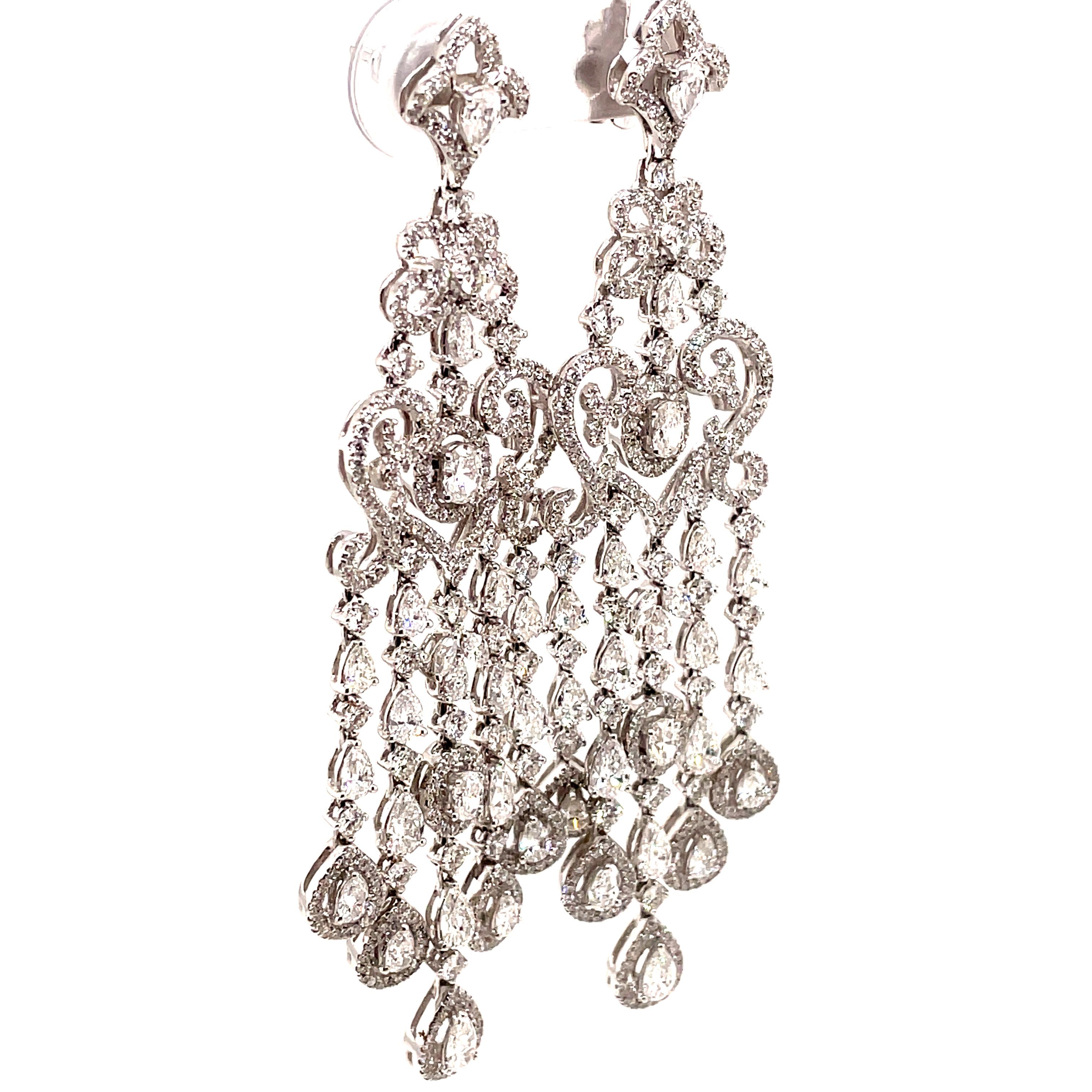 Contemporaneo Orecchini Chandelier con diamanti ovali, peri, rotondi e marques da 9,60 carati in oro bianco 18 carati in vendita