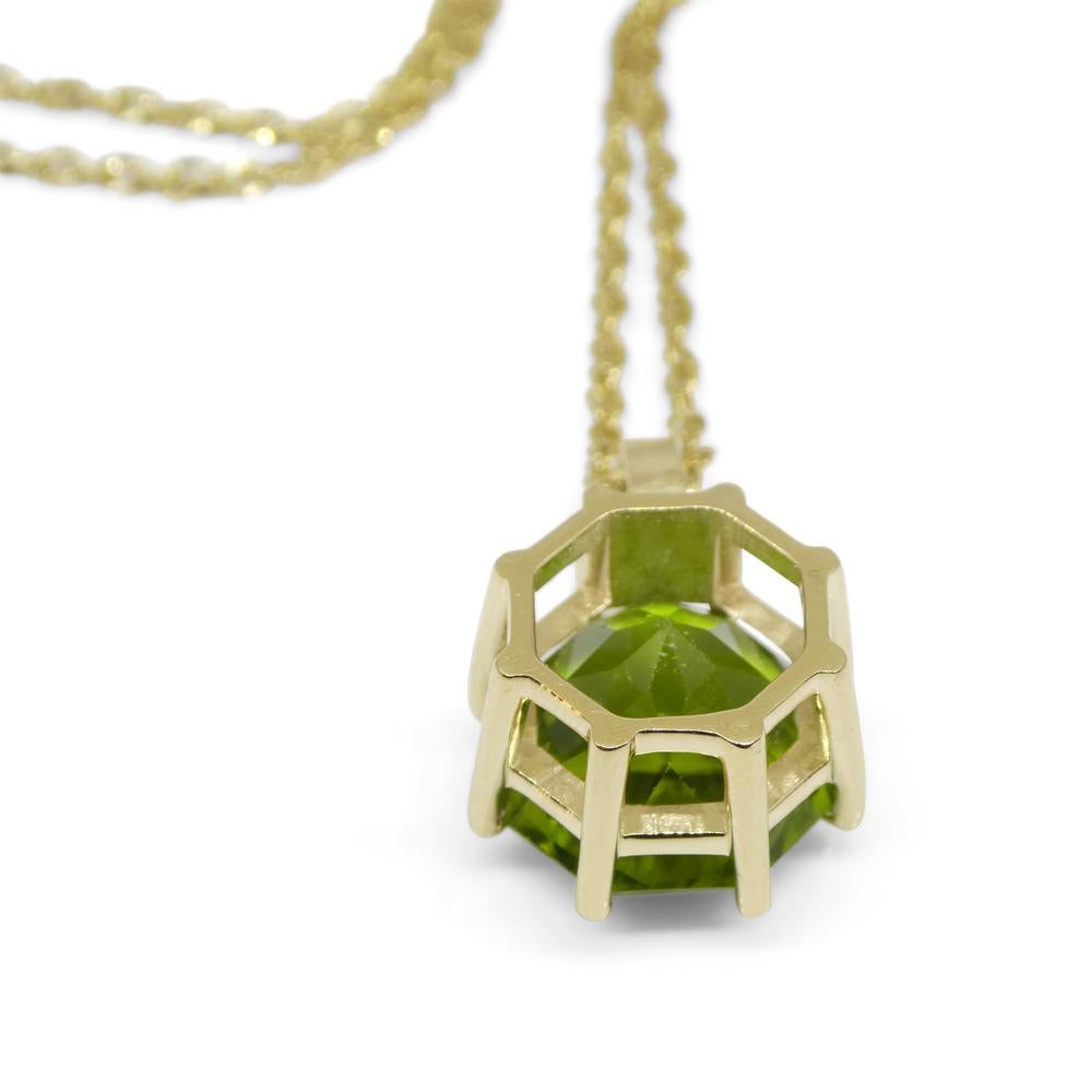 9.60ct Peridot, Diamond Pendant and Chain Necklace set in 14k Yellow Gold In New Condition For Sale In Toronto, Ontario