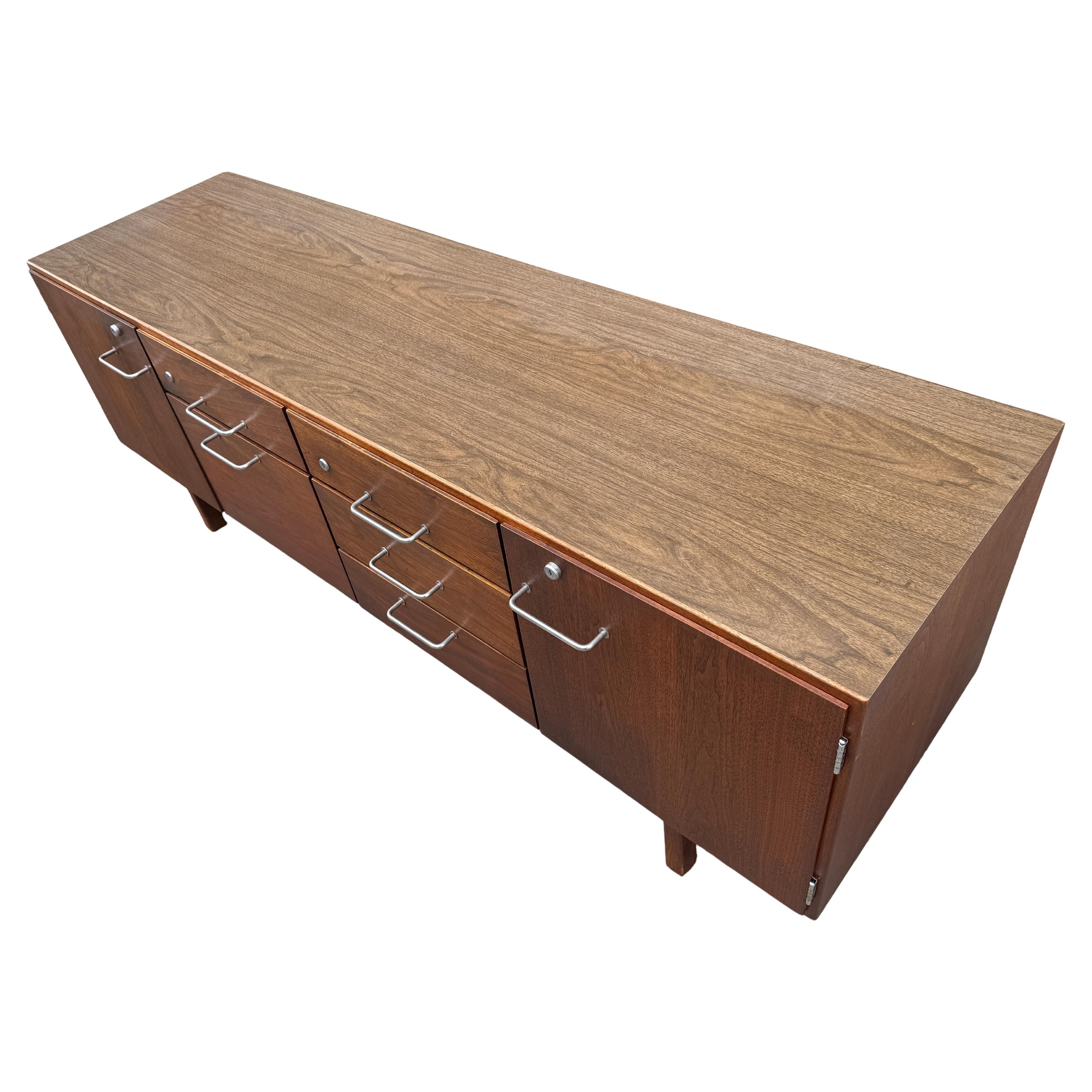 Credenza con mobile in noce di Jens Risom del 960, metà del secolo scorso in vendita 3