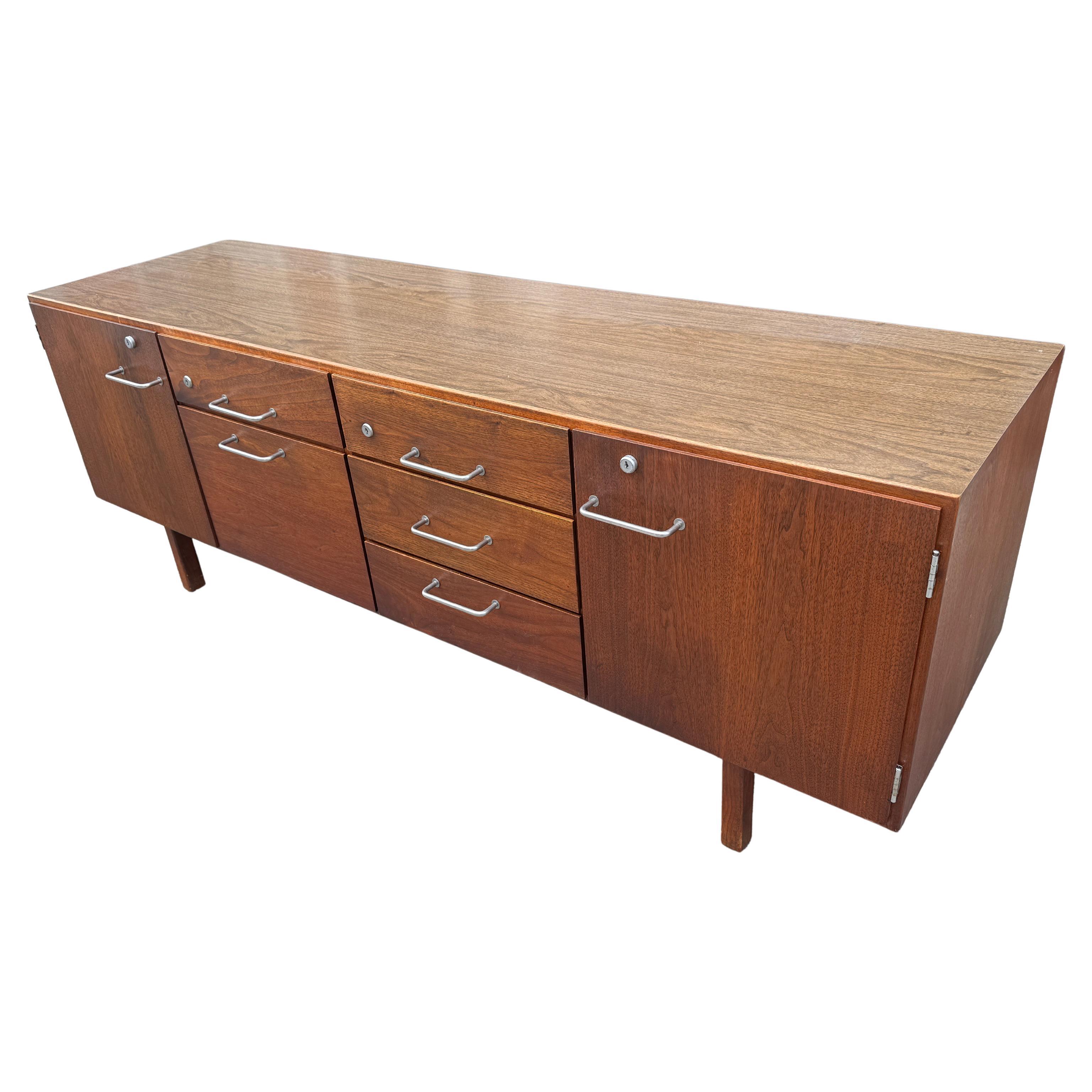 Credenza con mobile in noce di Jens Risom del 960, metà del secolo scorso in vendita 4