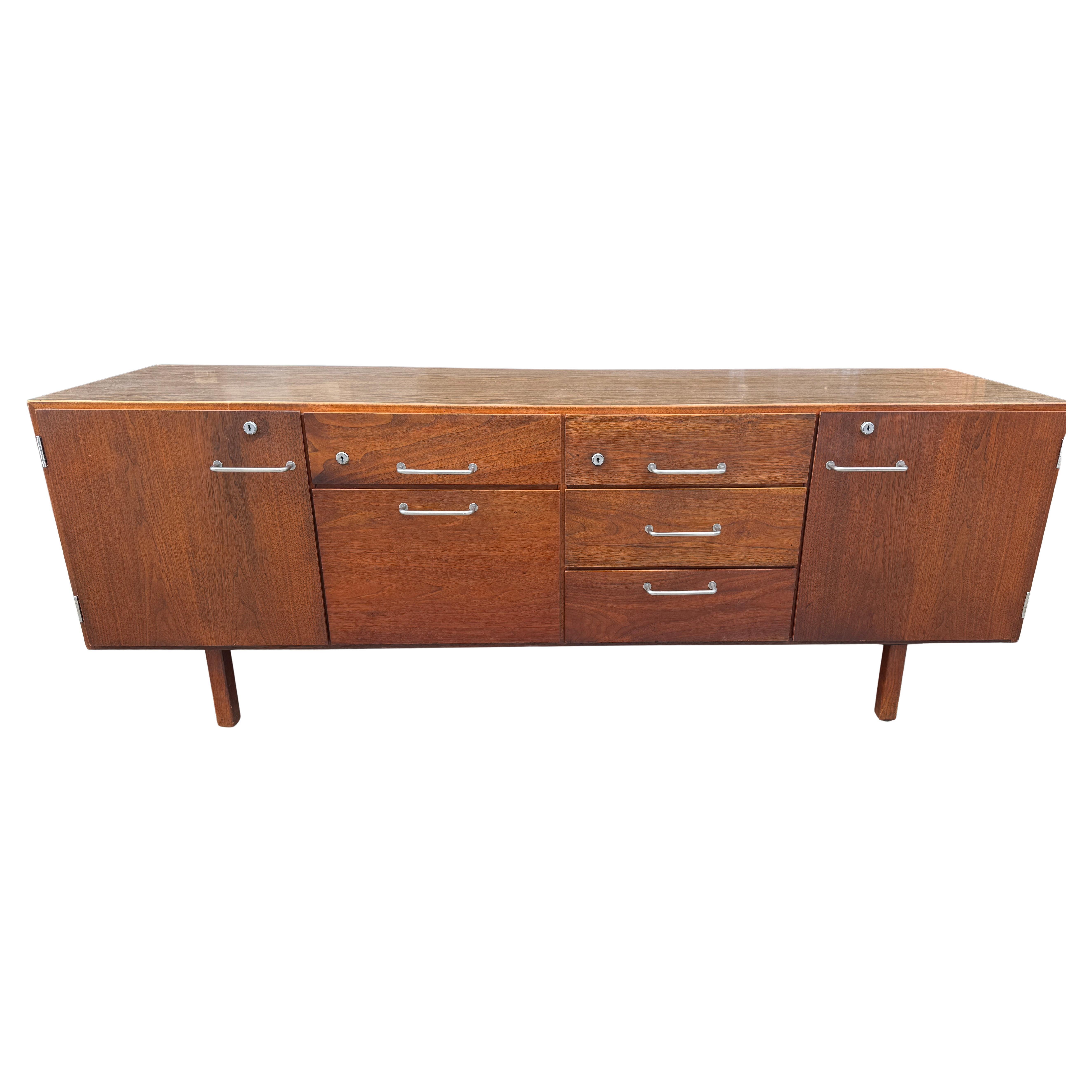 Credenza con mobile in noce di Jens Risom del 960, metà del secolo scorso in vendita 5