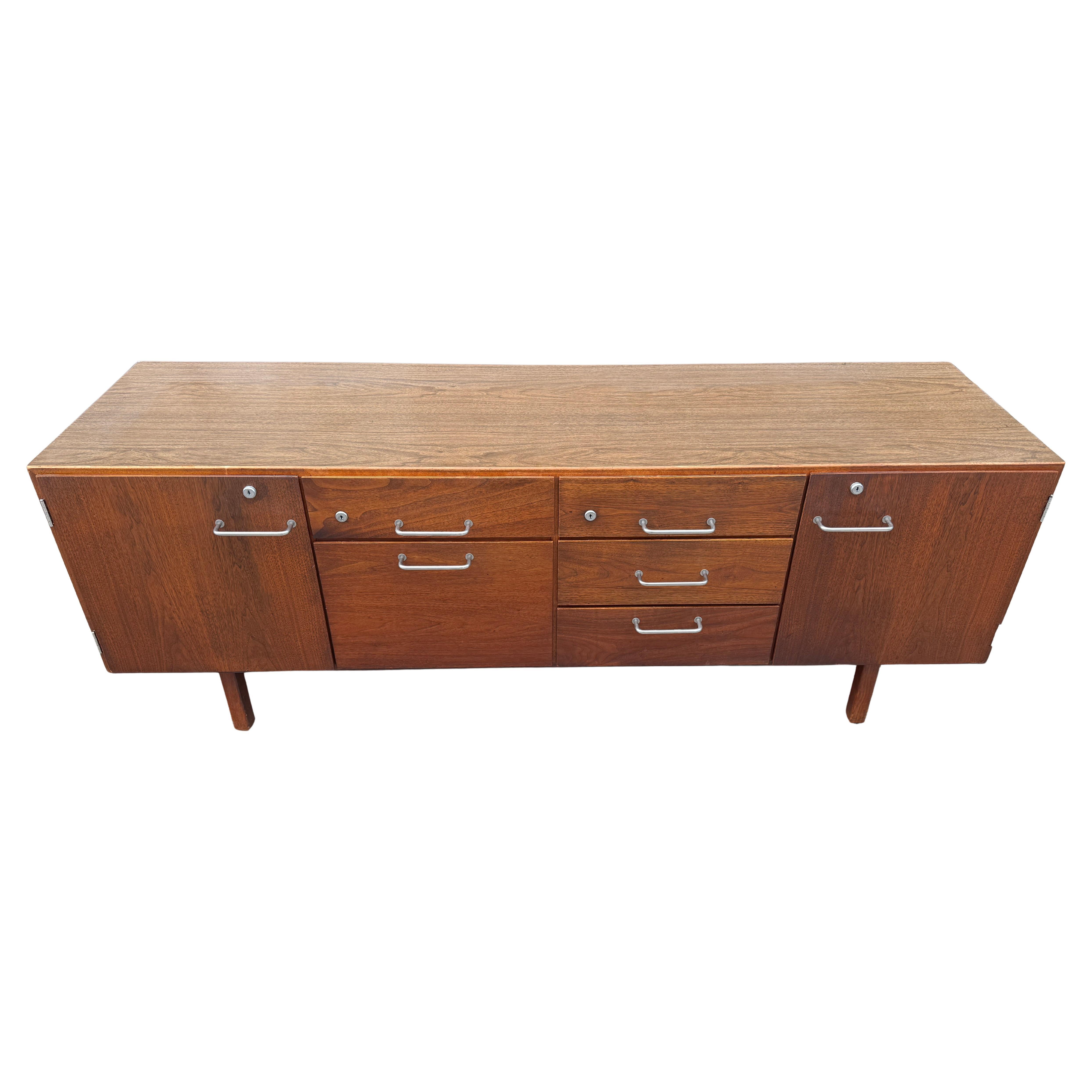 Credenza con mobile in noce di Jens Risom del 960, metà del secolo scorso in vendita 6