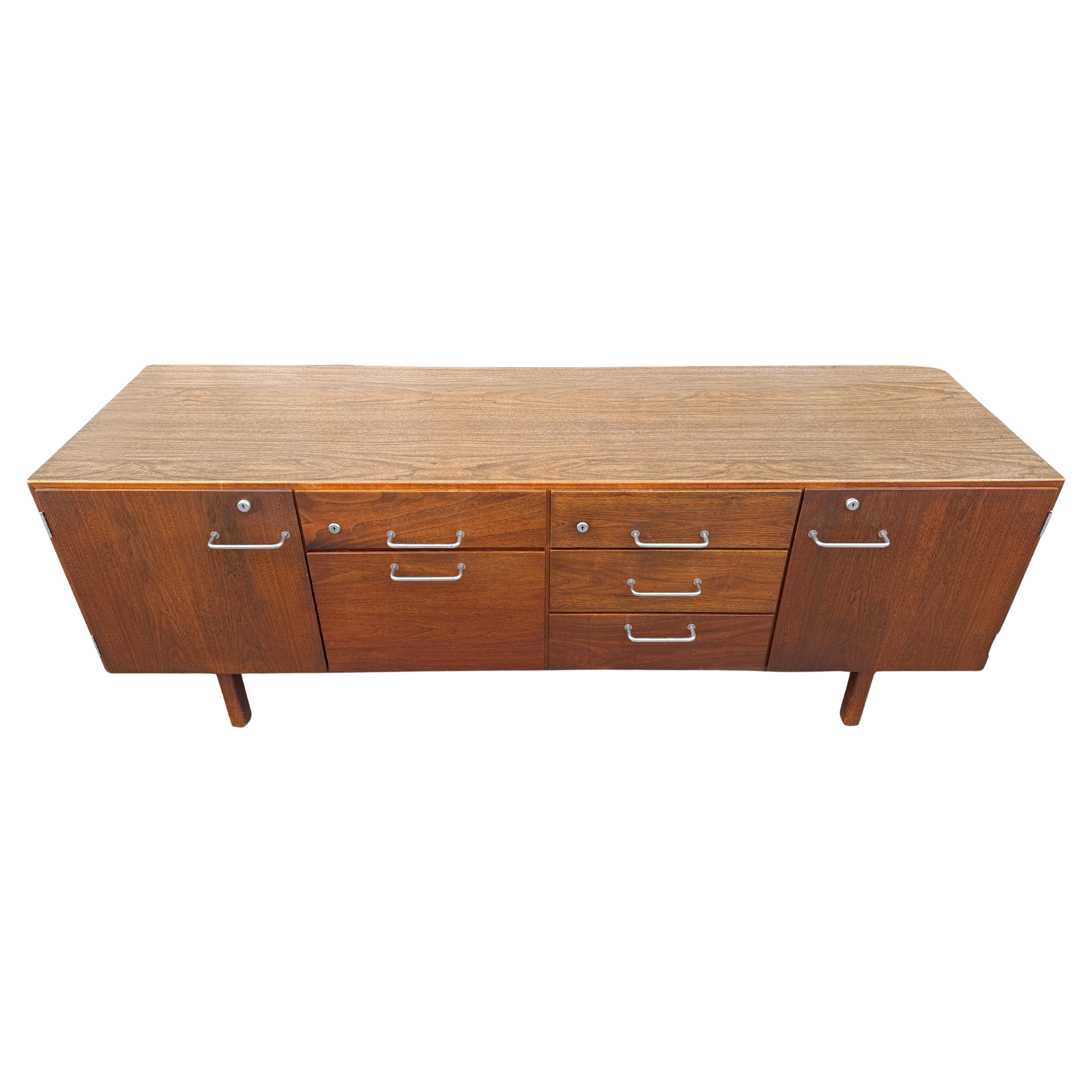 Un eccezionale schedario/credenza in noce di metà secolo dell'iconico designer Jens Risom, degli anni '60 circa, prodotto negli Stati Uniti. Questo pezzo assolutamente straordinario è caratterizzato da una splendida venatura del legno di noce, da