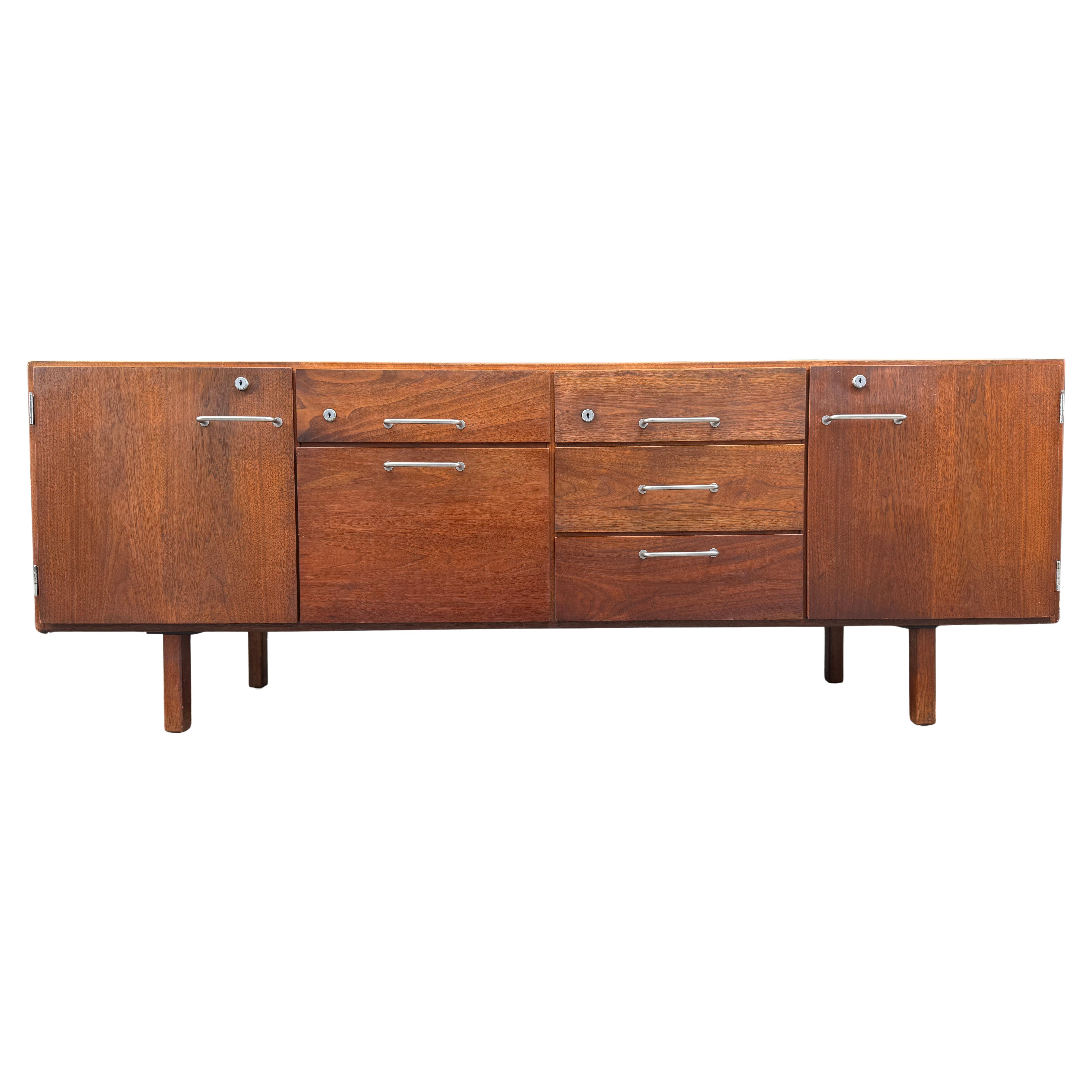 Mid-Century moderno Credenza con mobile in noce di Jens Risom del 960, metà del secolo scorso in vendita