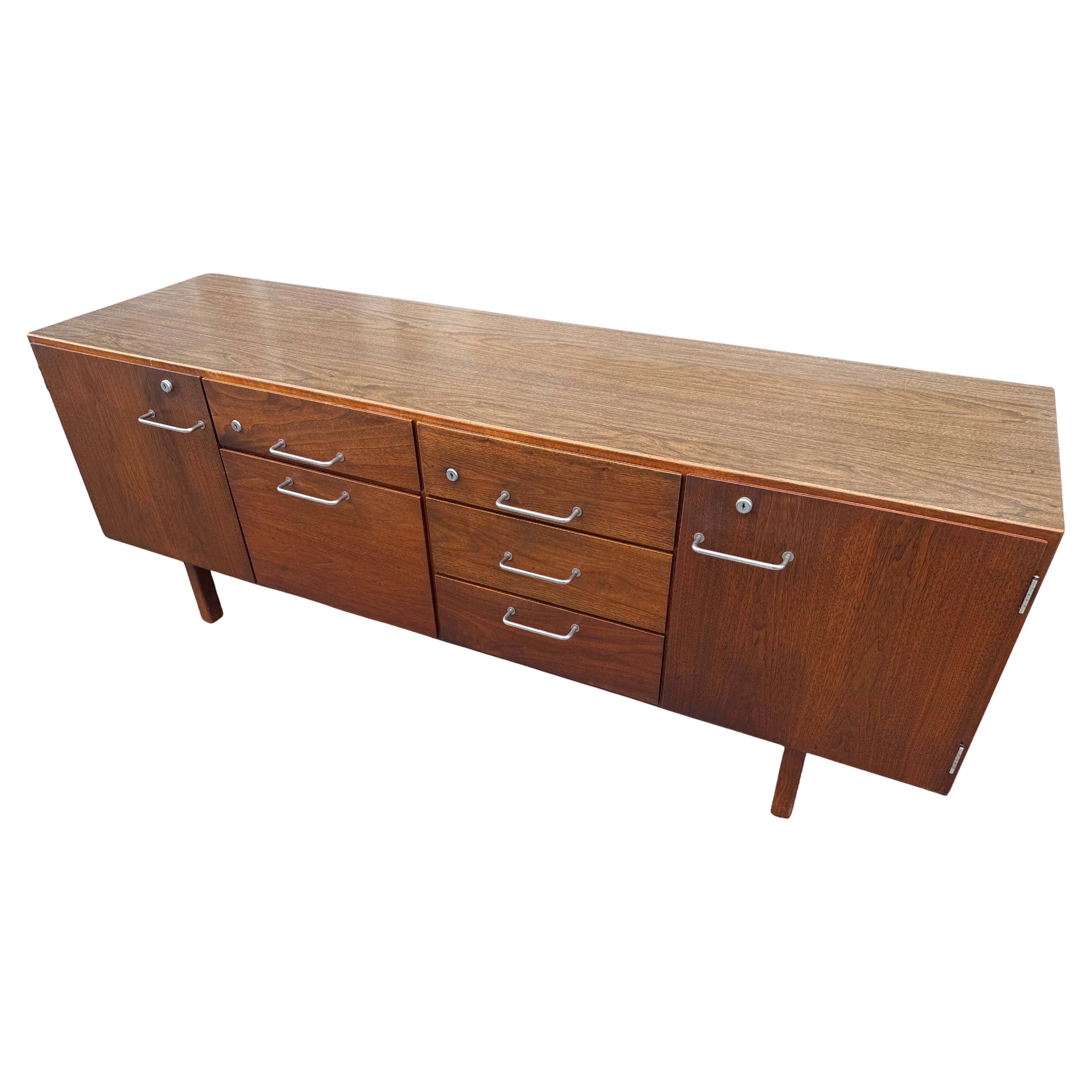 XX secolo Credenza con mobile in noce di Jens Risom del 960, metà del secolo scorso in vendita