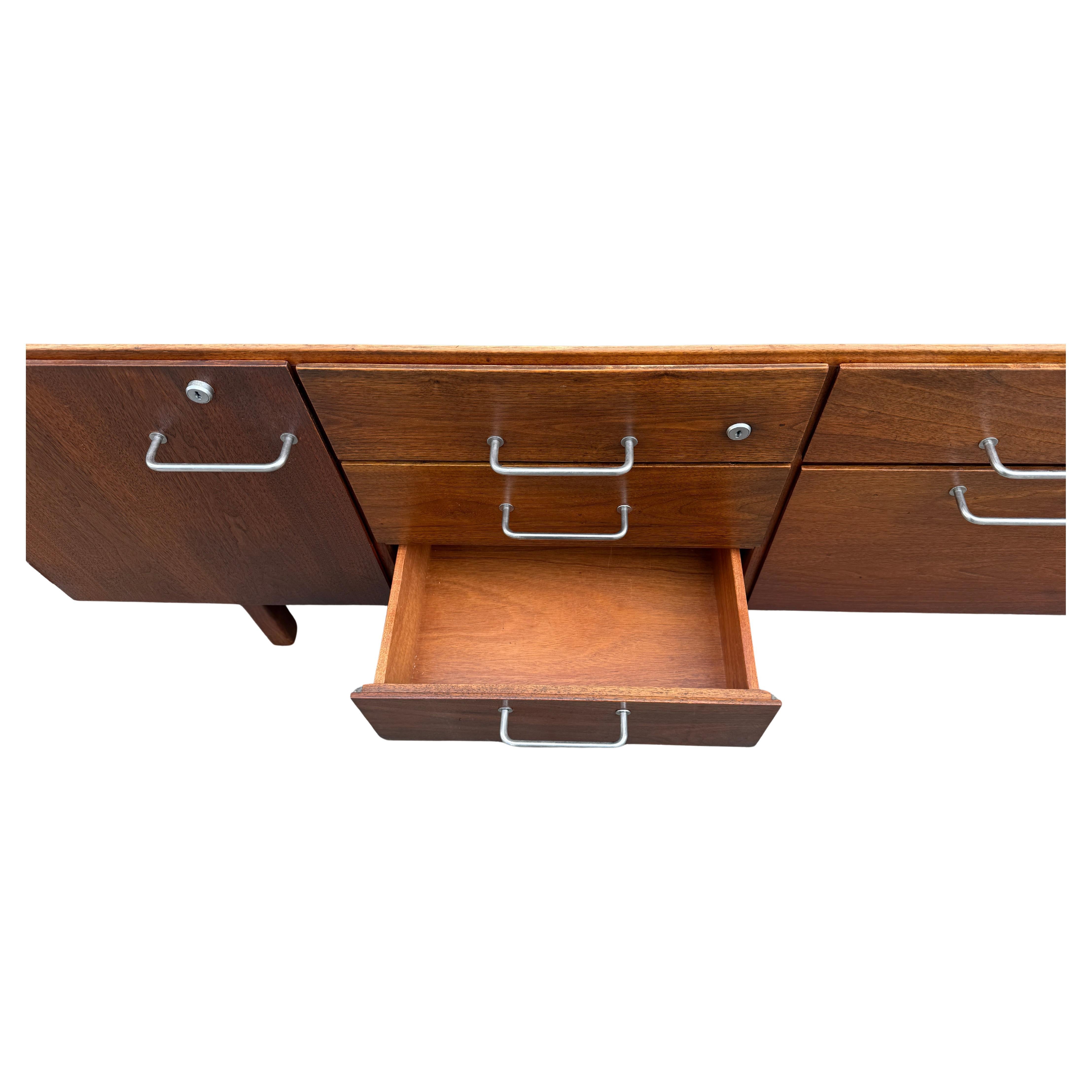 Cromo Credenza con mobile in noce di Jens Risom del 960, metà del secolo scorso in vendita