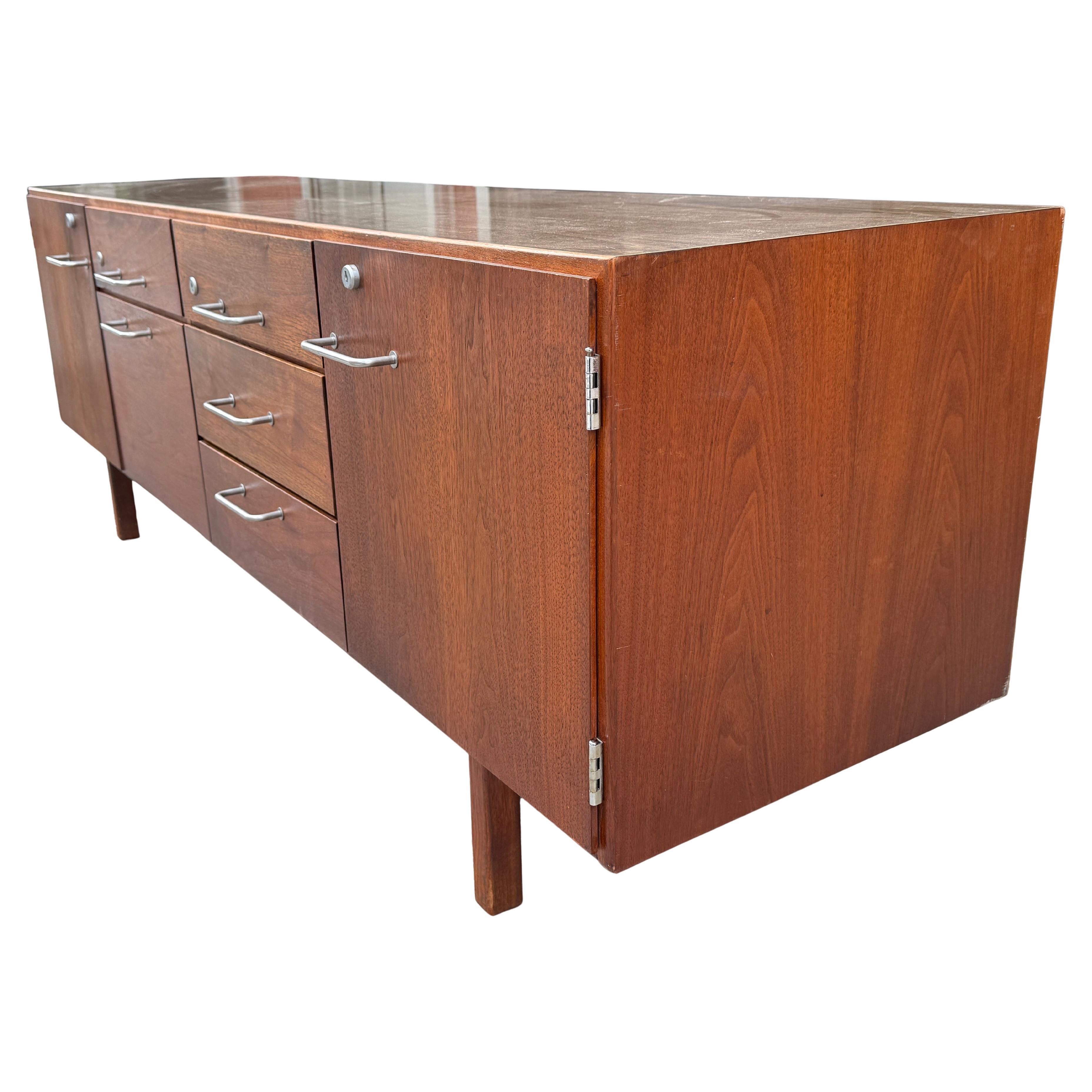 Credenza con mobile in noce di Jens Risom del 960, metà del secolo scorso in vendita 1