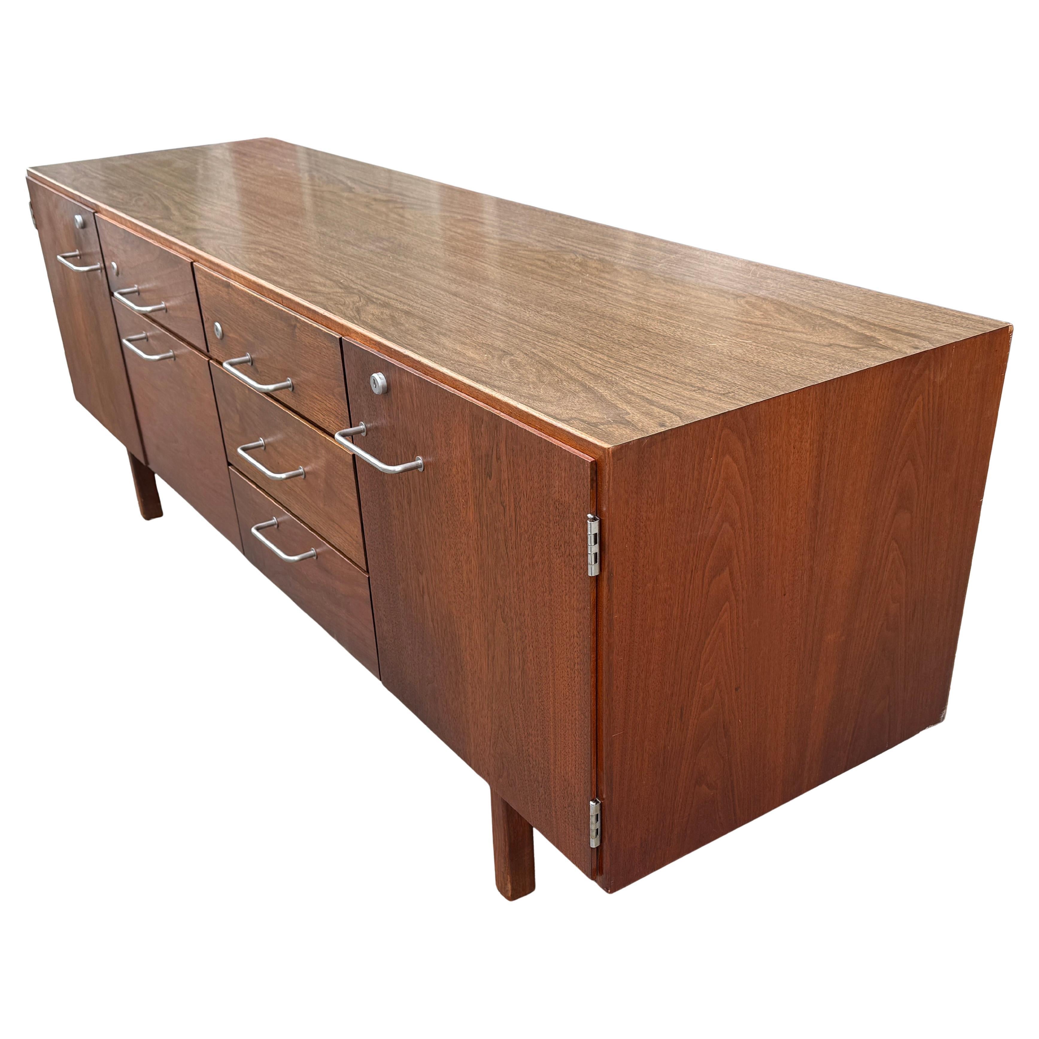 Credenza con mobile in noce di Jens Risom del 960, metà del secolo scorso in vendita 2