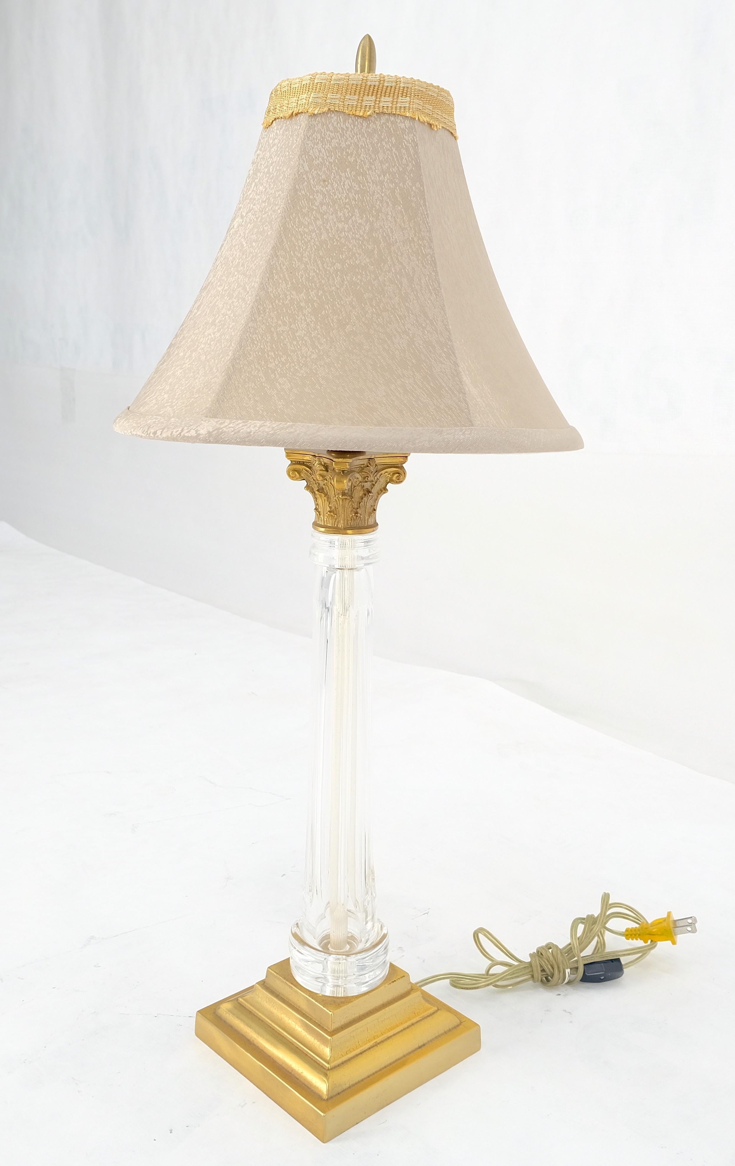 960'sPaire de lampes de table en cristal et base carrée en laiton, abat-jour ornés, 25