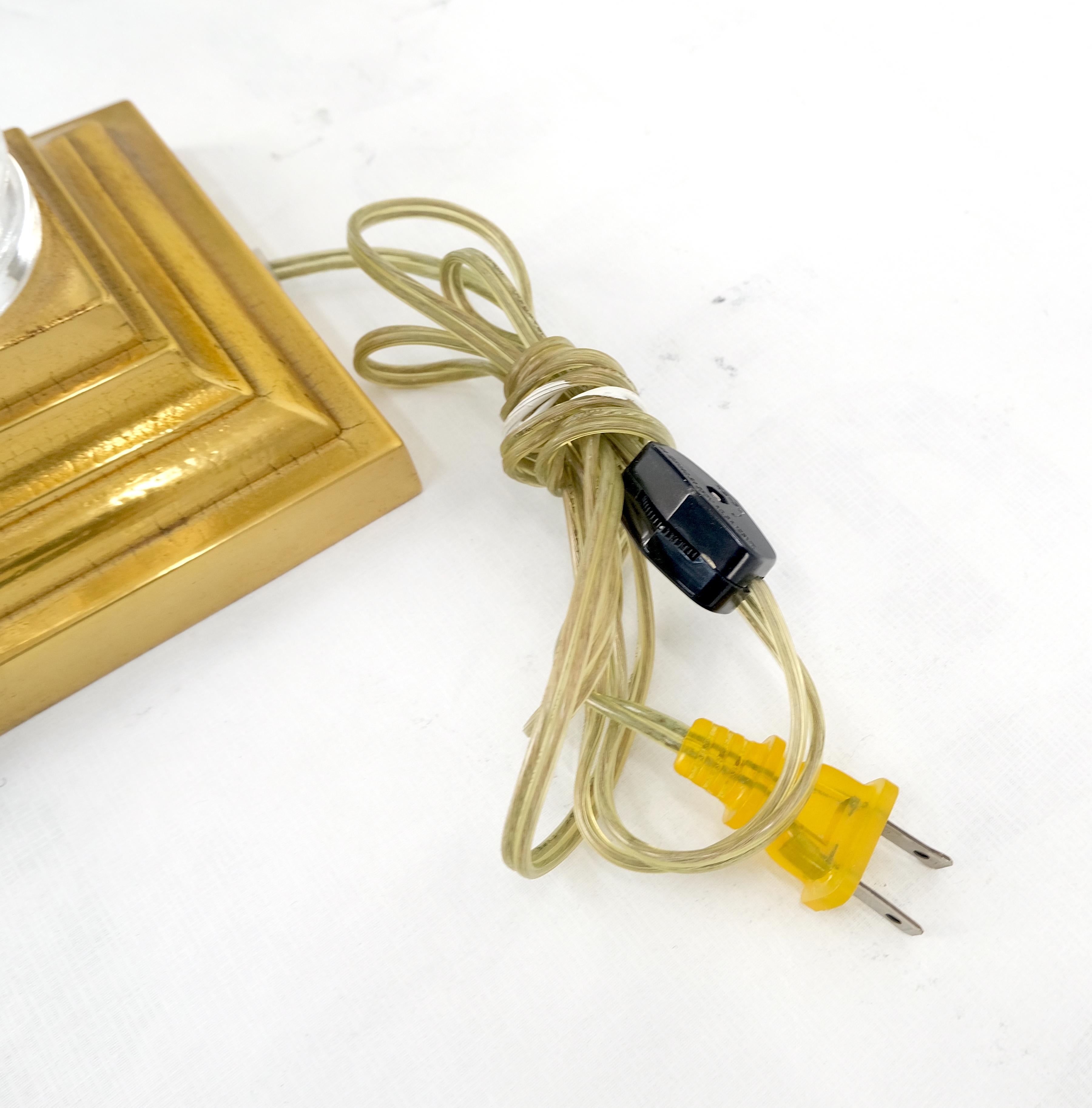 960'sPaire de lampes de table en cristal et base carrée en laiton, abat-jour ornés, 25