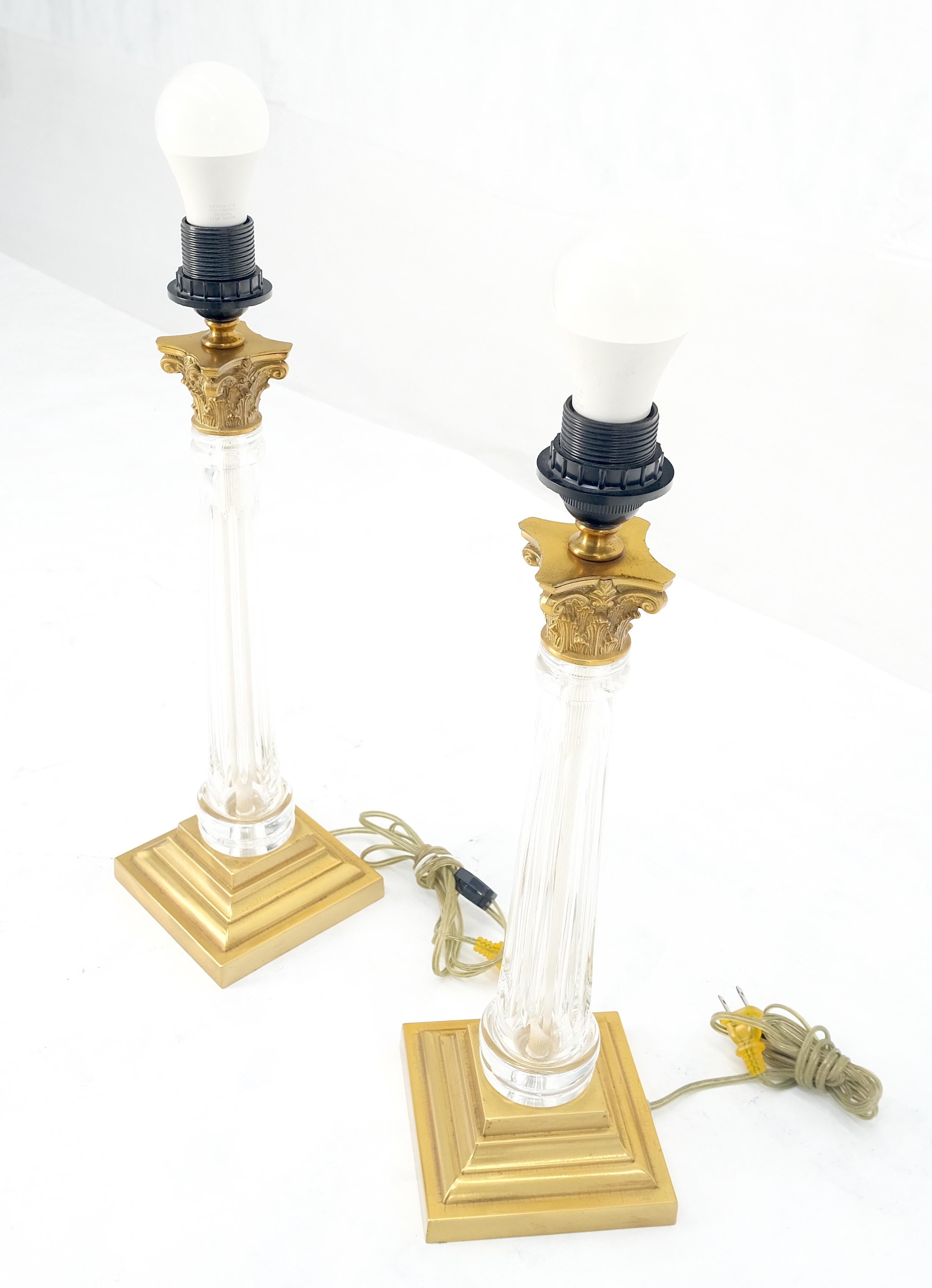 960'sPaire de lampes de table en cristal et base carrée en laiton, abat-jour ornés, 25