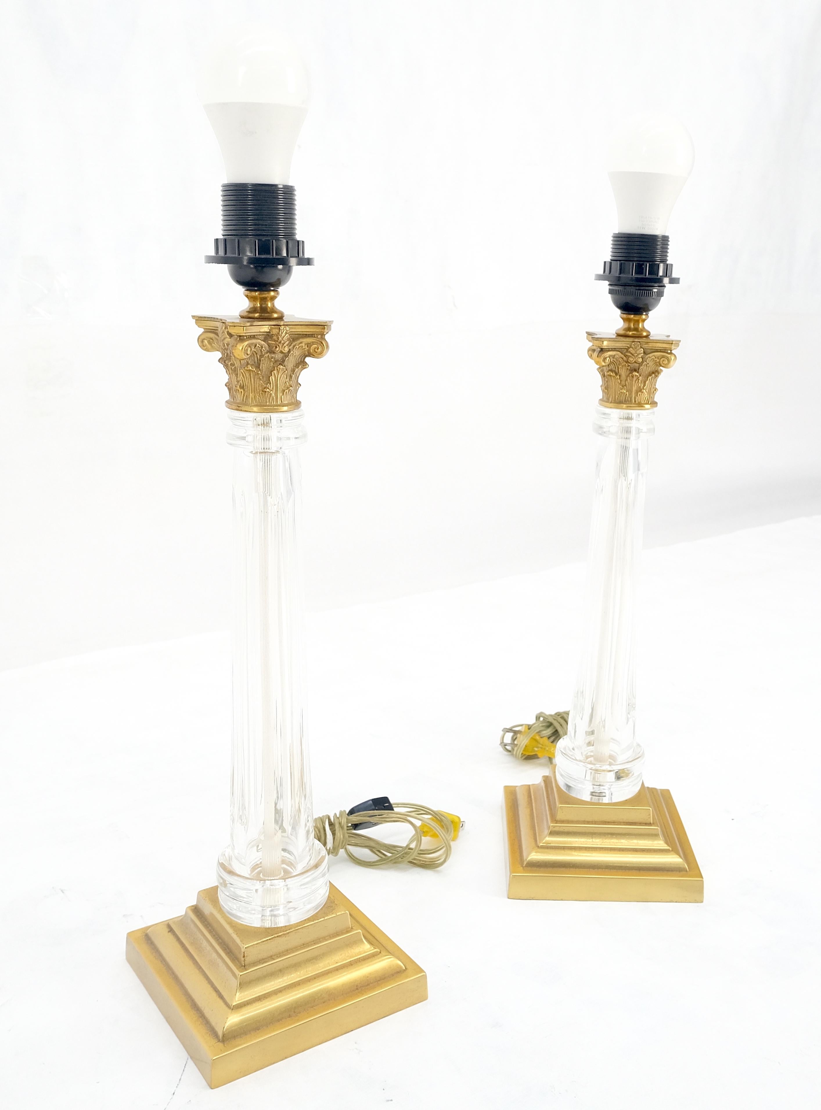 960'sPaire de lampes de table en cristal et base carrée en laiton, abat-jour ornés, 25