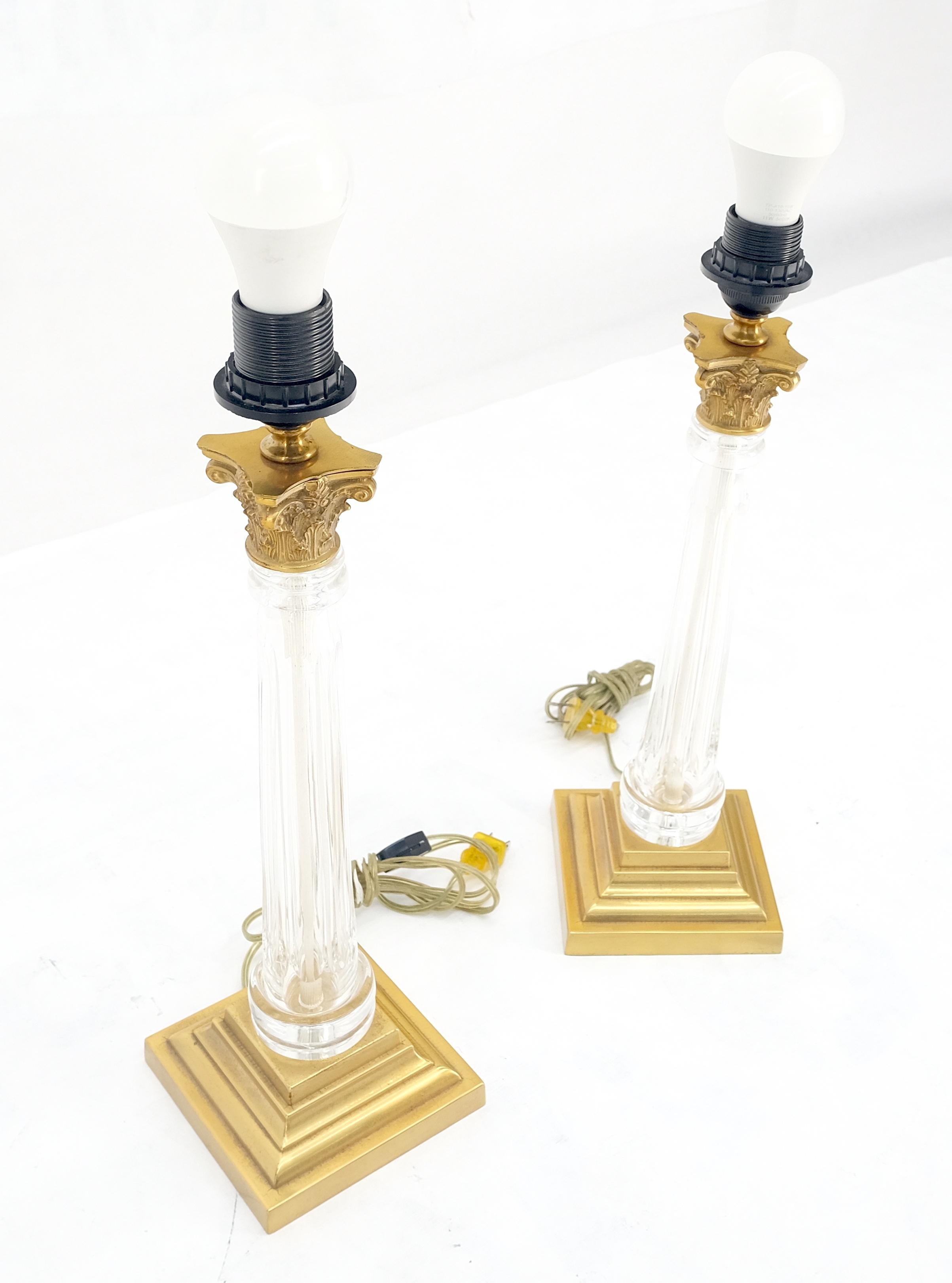 960'sPaire de lampes de table en cristal et base carrée en laiton, abat-jour ornés, 25