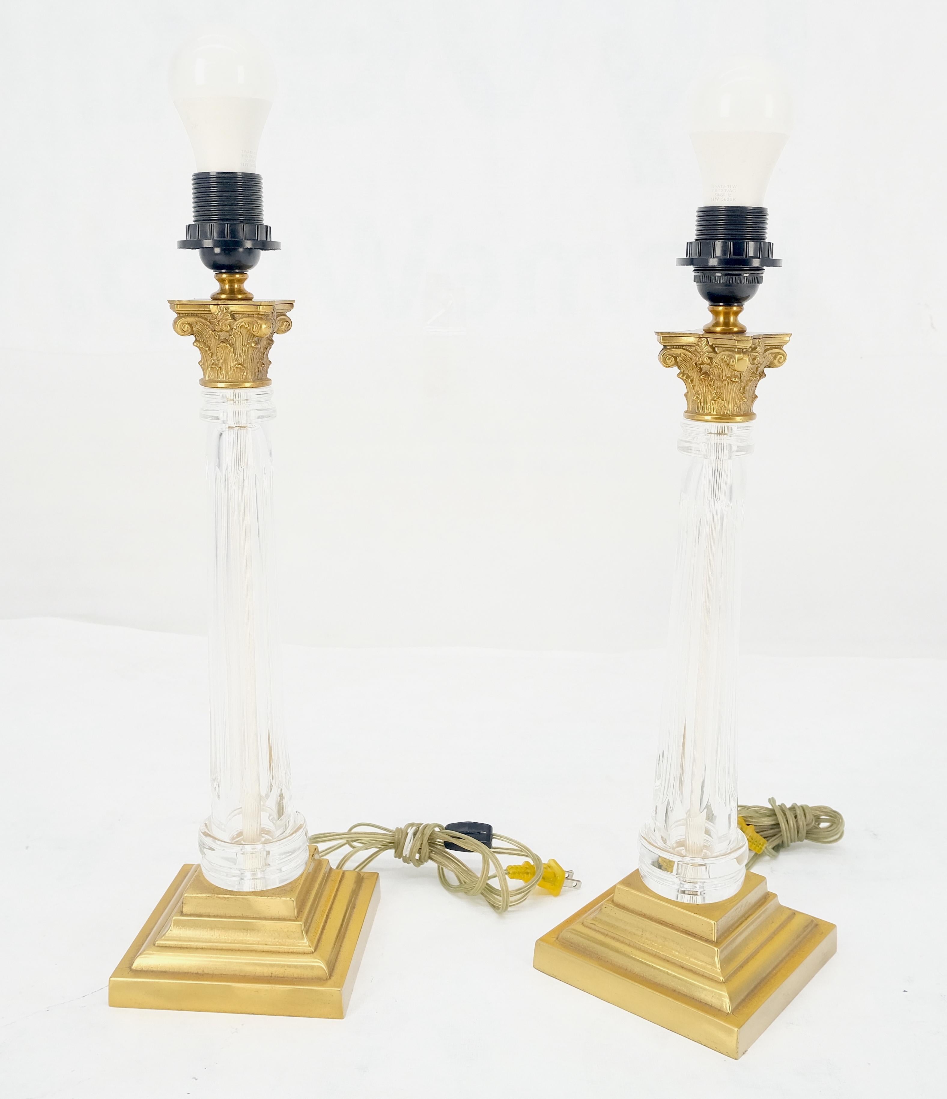 960'sPaire de lampes de table en cristal et base carrée en laiton, abat-jour ornés, 25