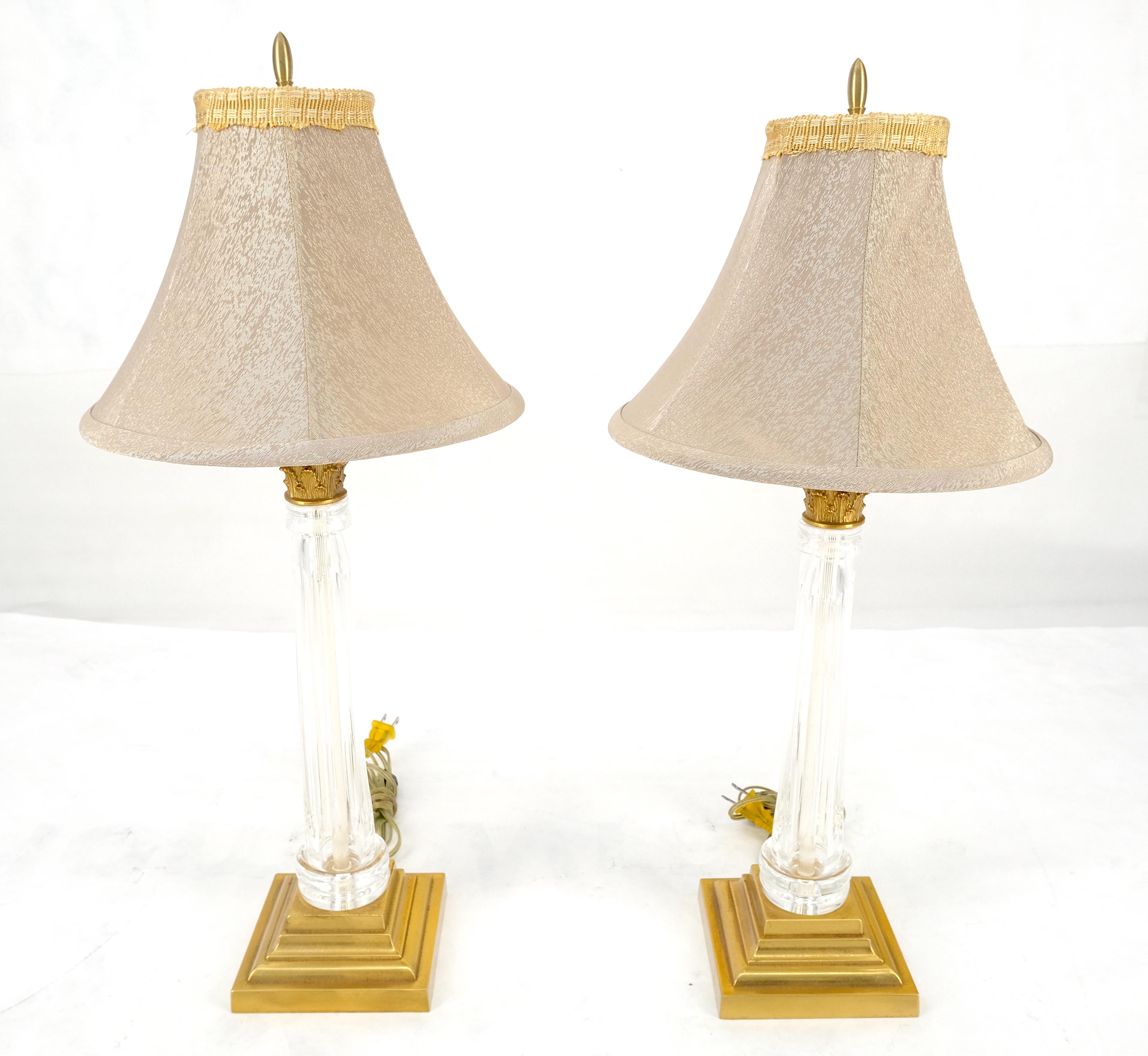 Fédéral 960'sPaire de lampes de table en cristal et base carrée en laiton, abat-jour ornés, 25