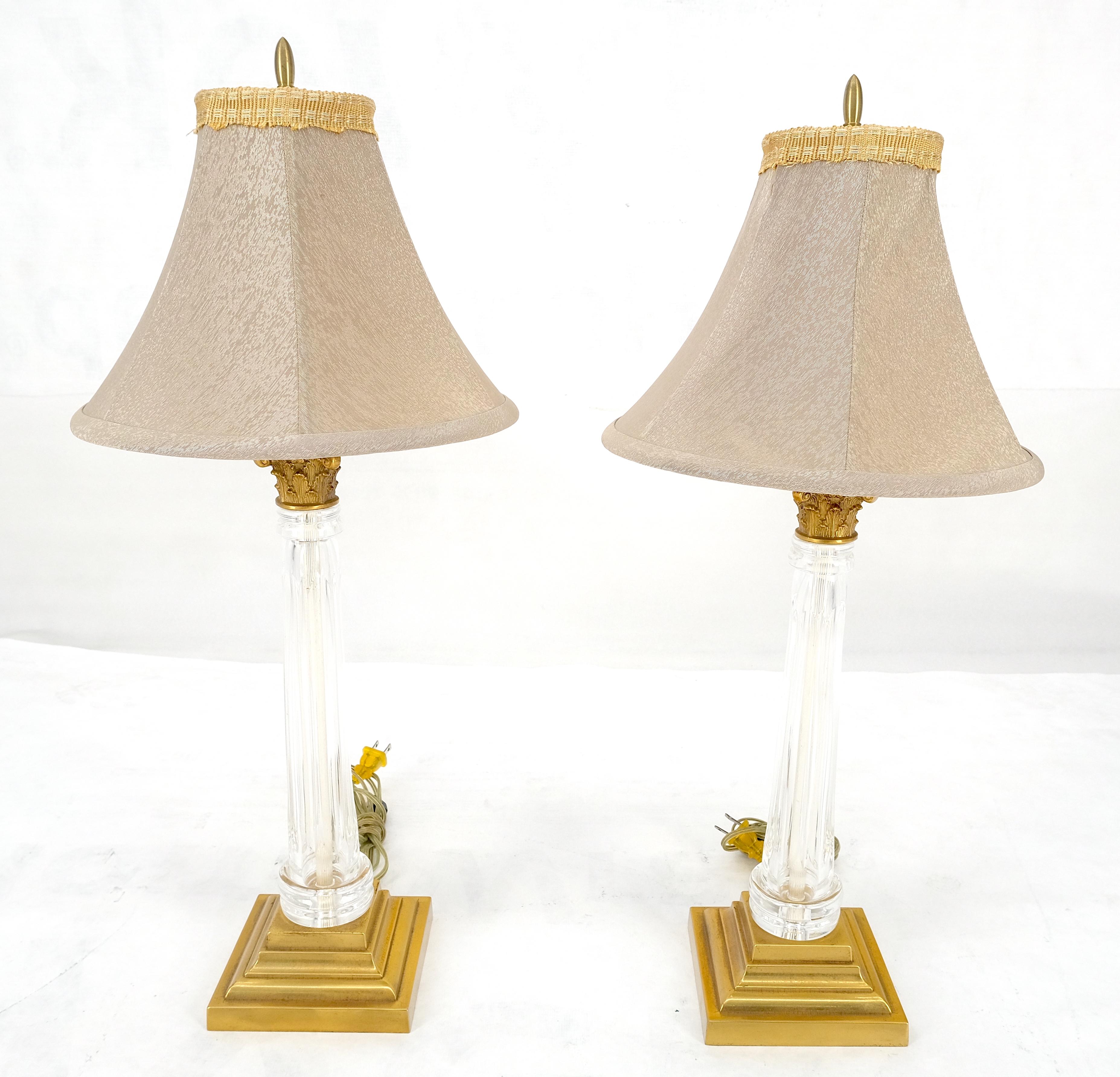 Américain 960'sPaire de lampes de table en cristal et base carrée en laiton, abat-jour ornés, 25