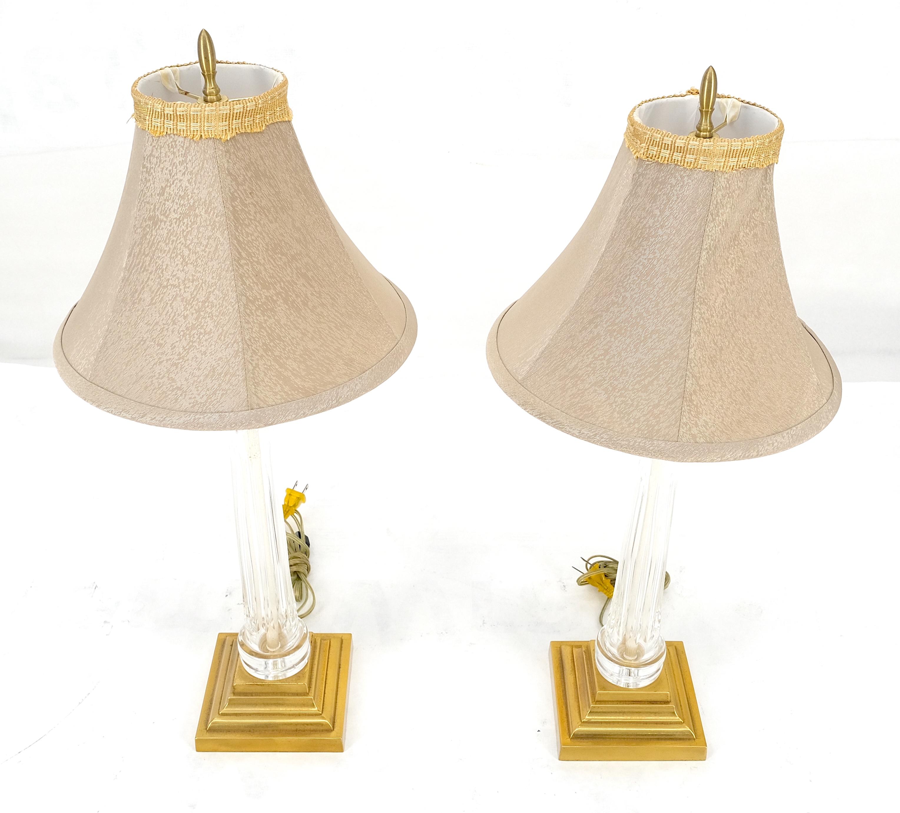 960'sPaire de lampes de table en cristal et base carrée en laiton, abat-jour ornés, 25