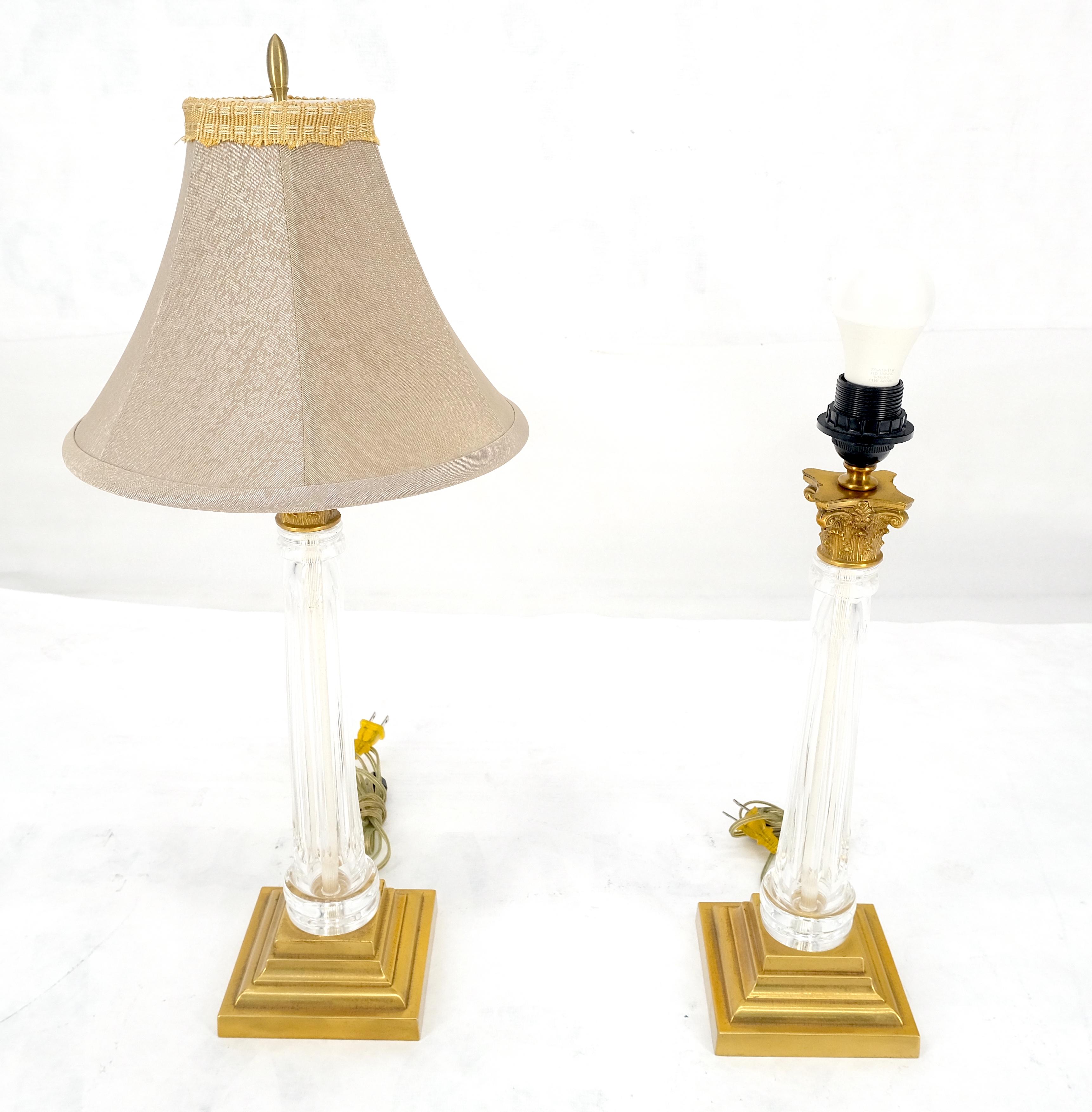 20ième siècle 960'sPaire de lampes de table en cristal et base carrée en laiton, abat-jour ornés, 25