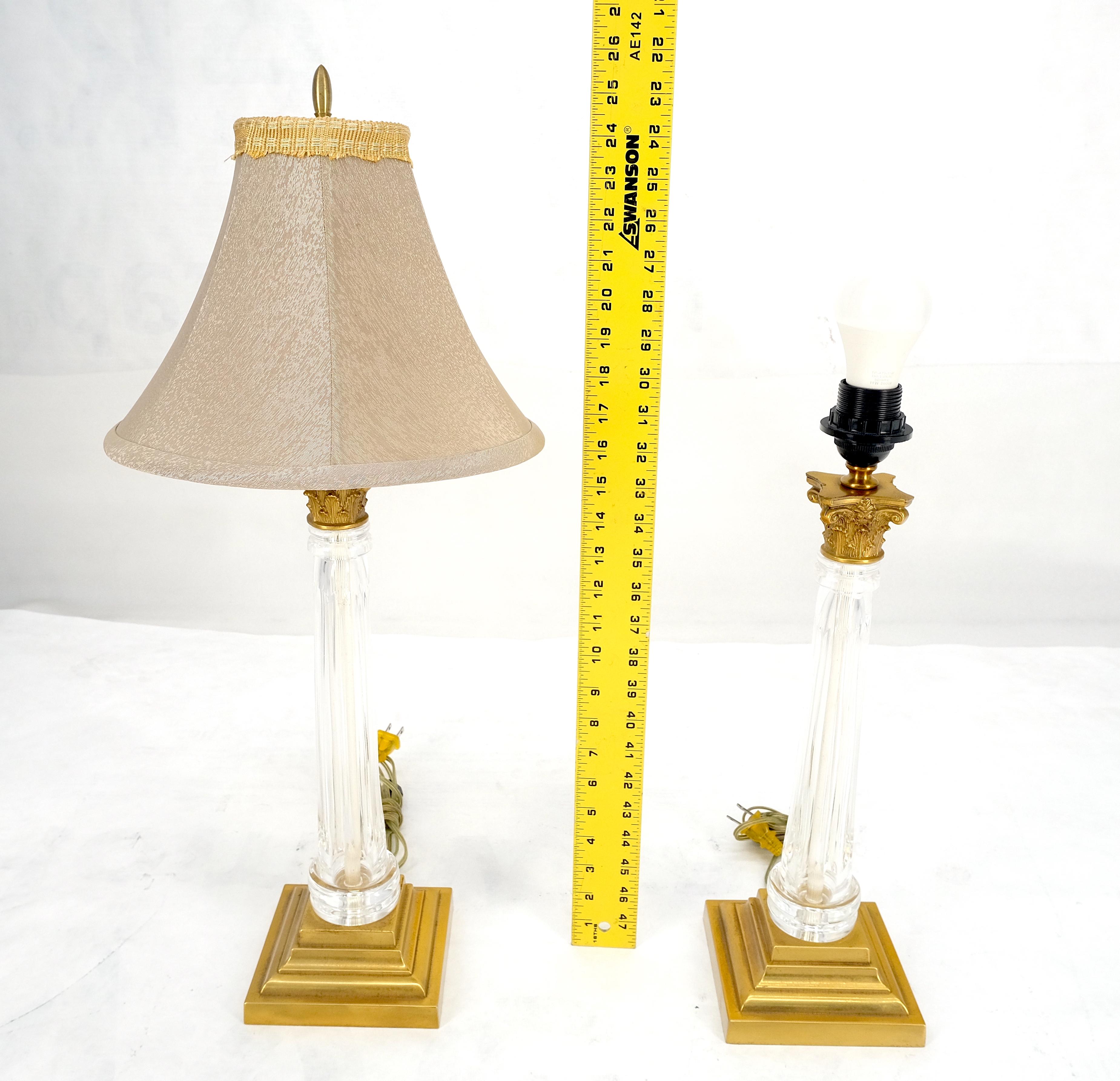 Laiton 960'sPaire de lampes de table en cristal et base carrée en laiton, abat-jour ornés, 25