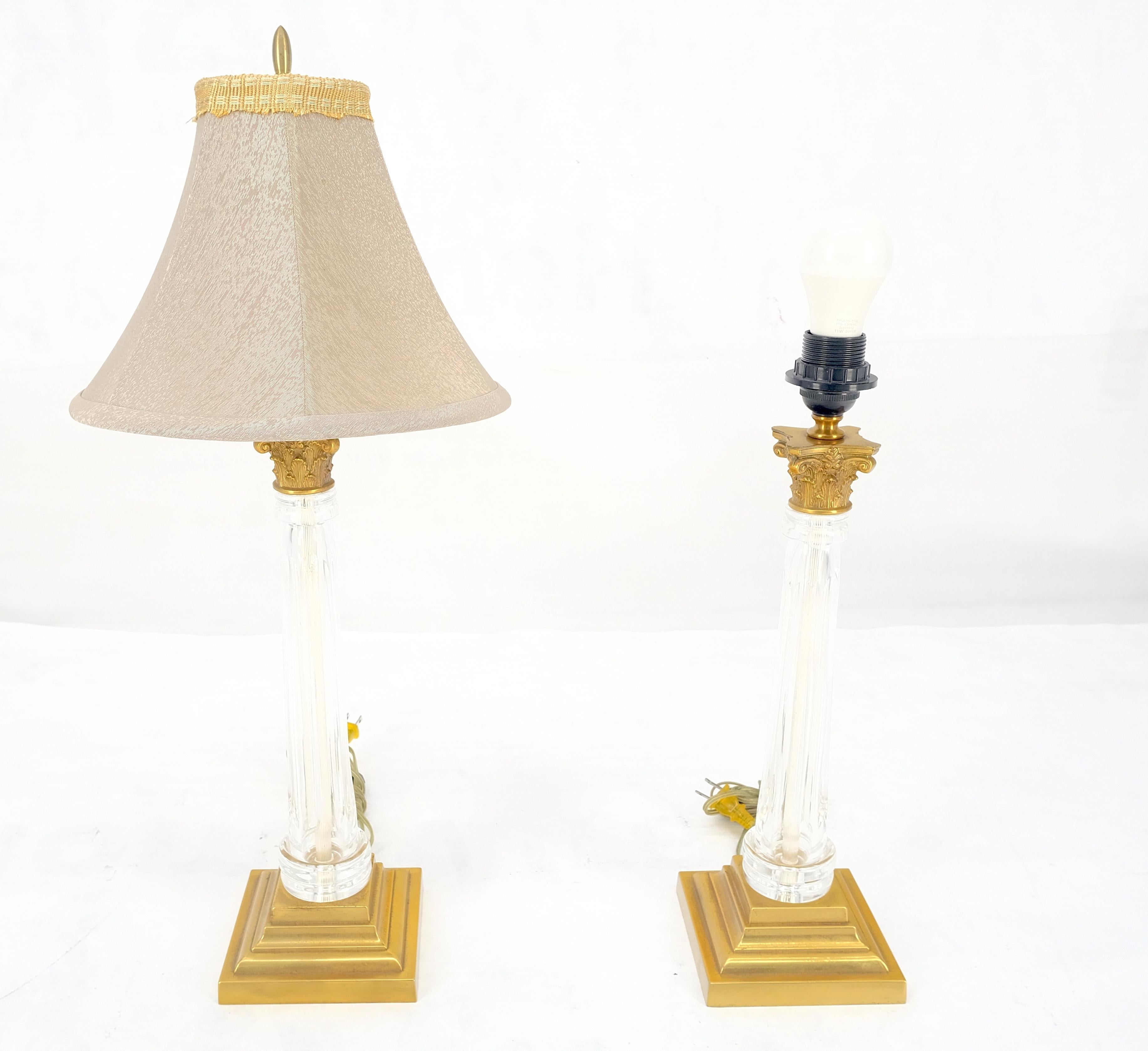 960'sPaire de lampes de table en cristal et base carrée en laiton, abat-jour ornés, 25