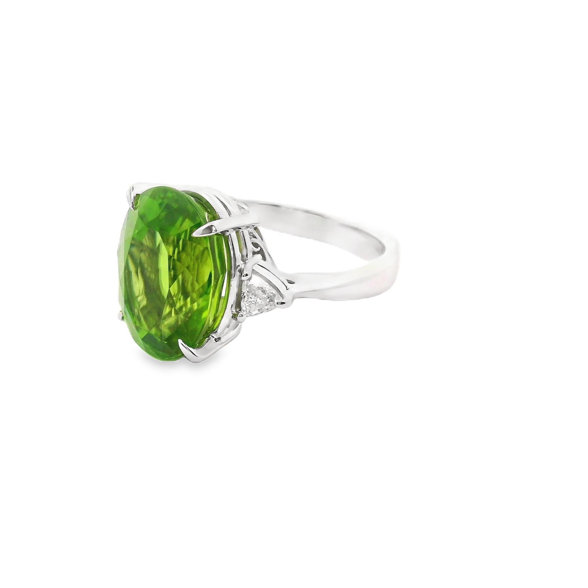 Platinring mit 9,61 Karat Peridot und Diamant in 3-Stein (Zeitgenössisch) im Angebot