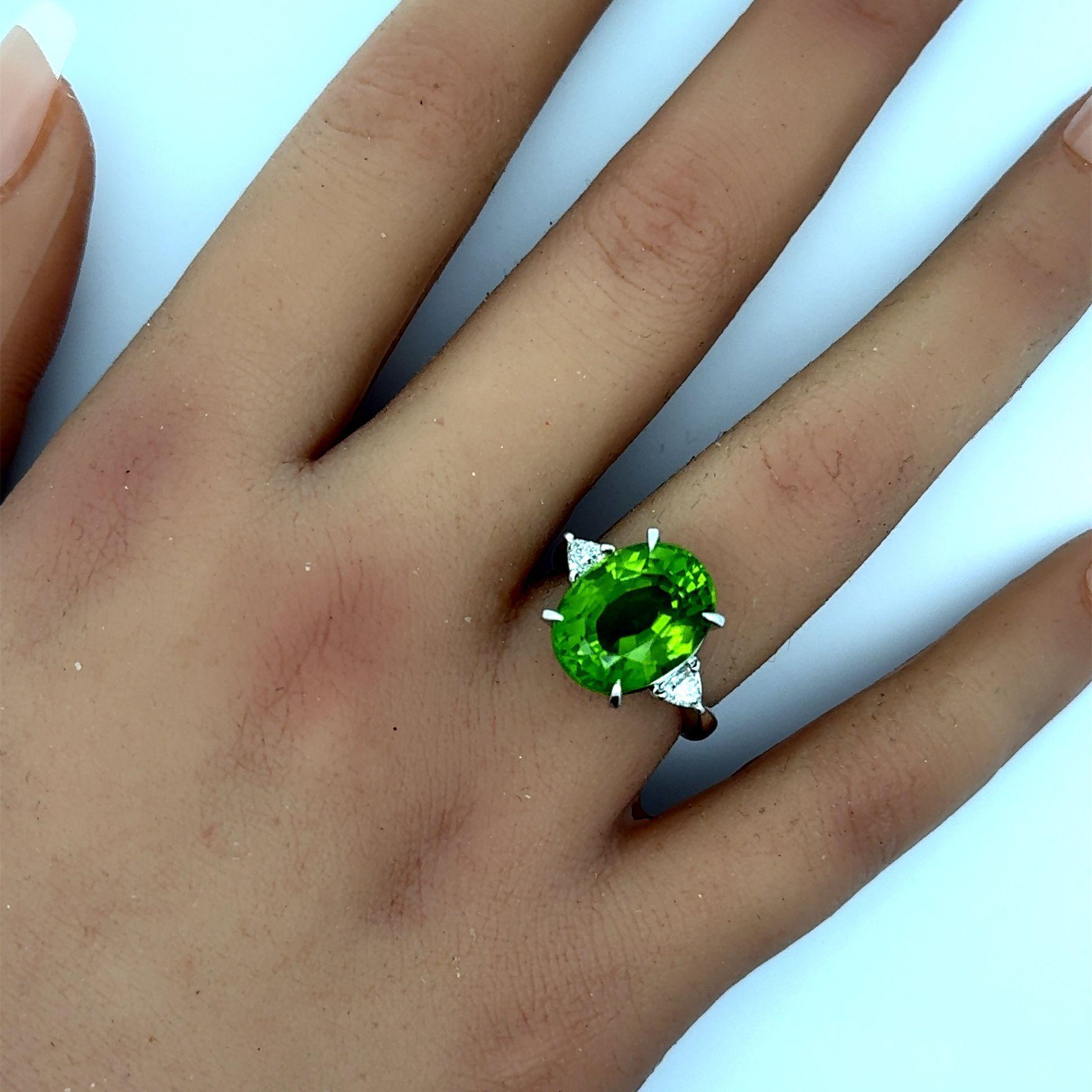 Platinring mit 9,61 Karat Peridot und Diamant in 3-Stein (Ovalschliff) im Angebot