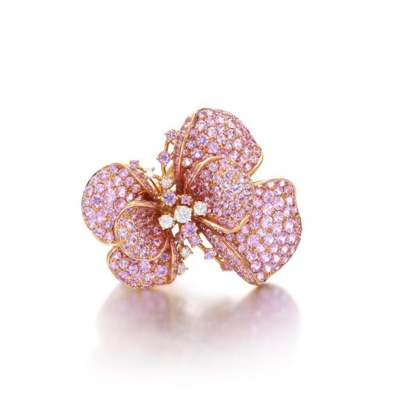 9,63 Karat Natürlicher Rundschliff Rosa Saphir und Weißer Diamant Gold Cocktail Ring:

Dieser atemberaubende Ring ist mit zahlreichen natürlichen rosafarbenen Saphiren im Rundschliff mit einem Gewicht von 9,63 Karat besetzt, die von weißen Diamanten