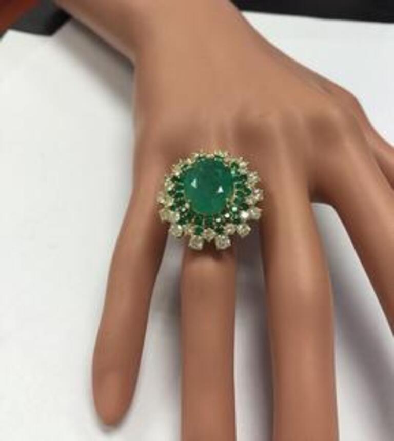 9.64 Carat Natural Emerald and Diamond 14 Karat Solid Yellow Gold Ring For Sale 5