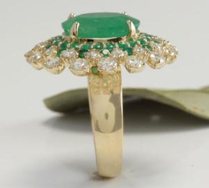 Women's or Men's 9.64 Carat Natural Emerald and Diamond 14 Karat Solid Yellow Gold Ring For Sale