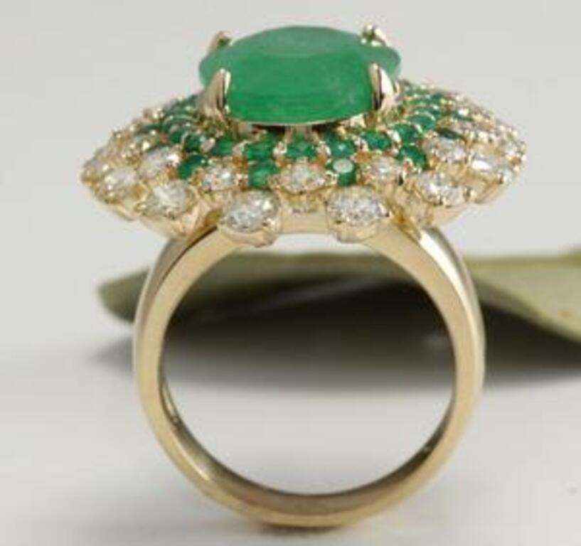 9.64 Carat Natural Emerald and Diamond 14 Karat Solid Yellow Gold Ring For Sale 1