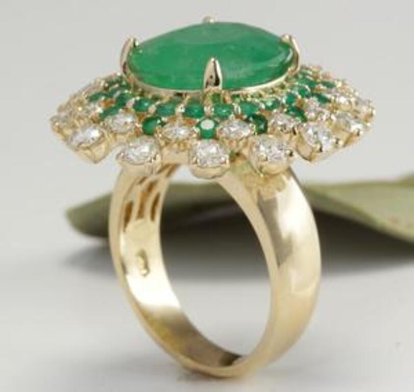 9.64 Carat Natural Emerald and Diamond 14 Karat Solid Yellow Gold Ring For Sale 2