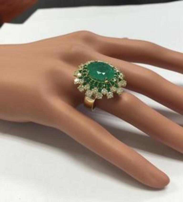 9.64 Carat Natural Emerald and Diamond 14 Karat Solid Yellow Gold Ring For Sale 3
