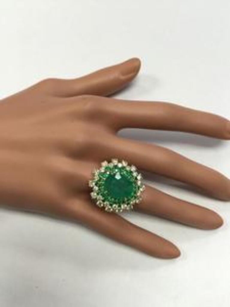 9.64 Carat Natural Emerald and Diamond 14 Karat Solid Yellow Gold Ring For Sale 4