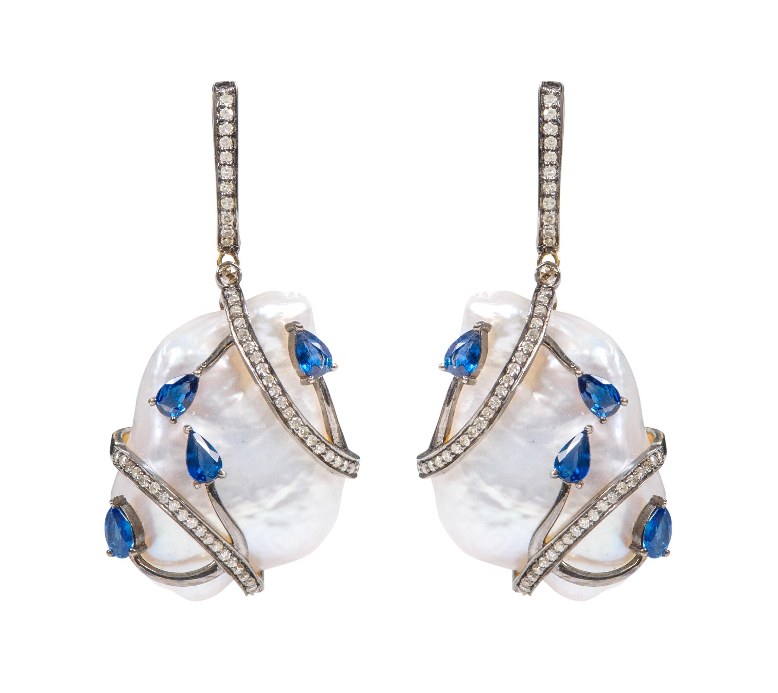 Boucles d'oreilles en goutte de style Art déco en perles baroques, saphirs et diamants 96,44 carats Pour femmes en vente