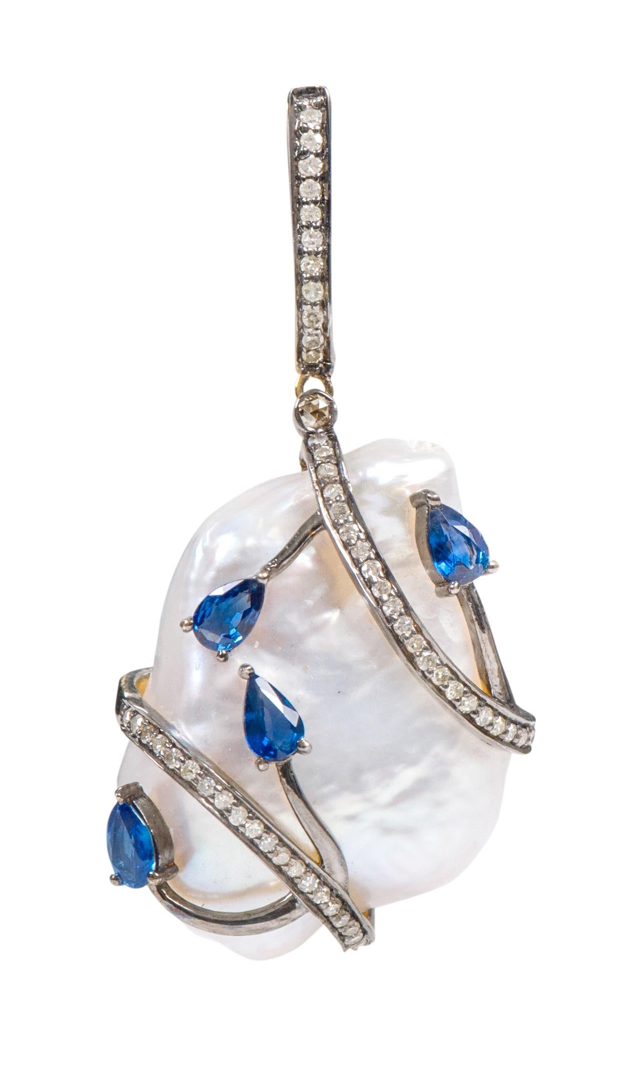 Boucles d'oreilles en goutte de style Art déco en perles baroques, saphirs et diamants 96,44 carats en vente 1