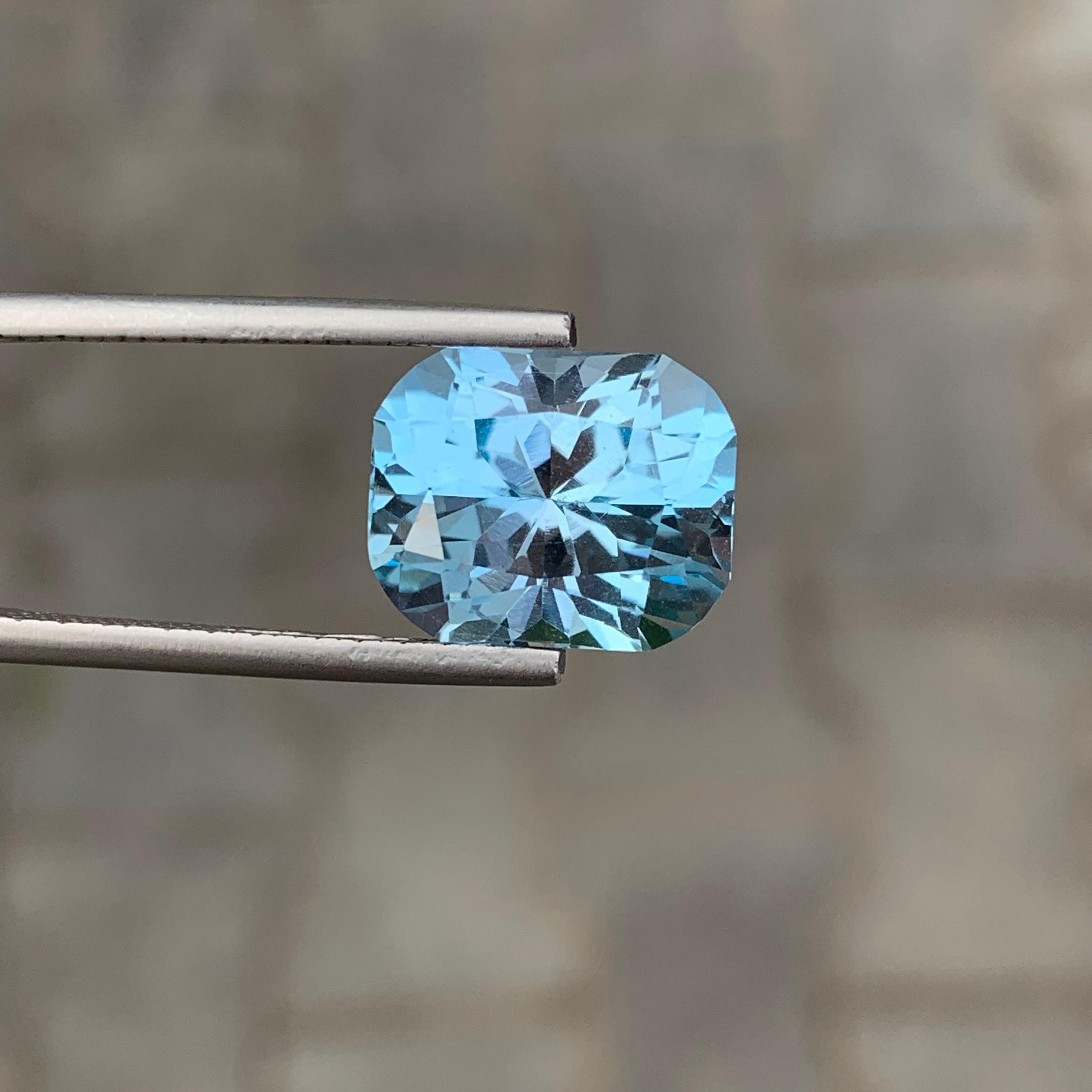 Superbe topaze bleue facettée de 9,65 carats de taille fantaisie pour la fabrication de bijoux Neuf - En vente à Peshawar, PK