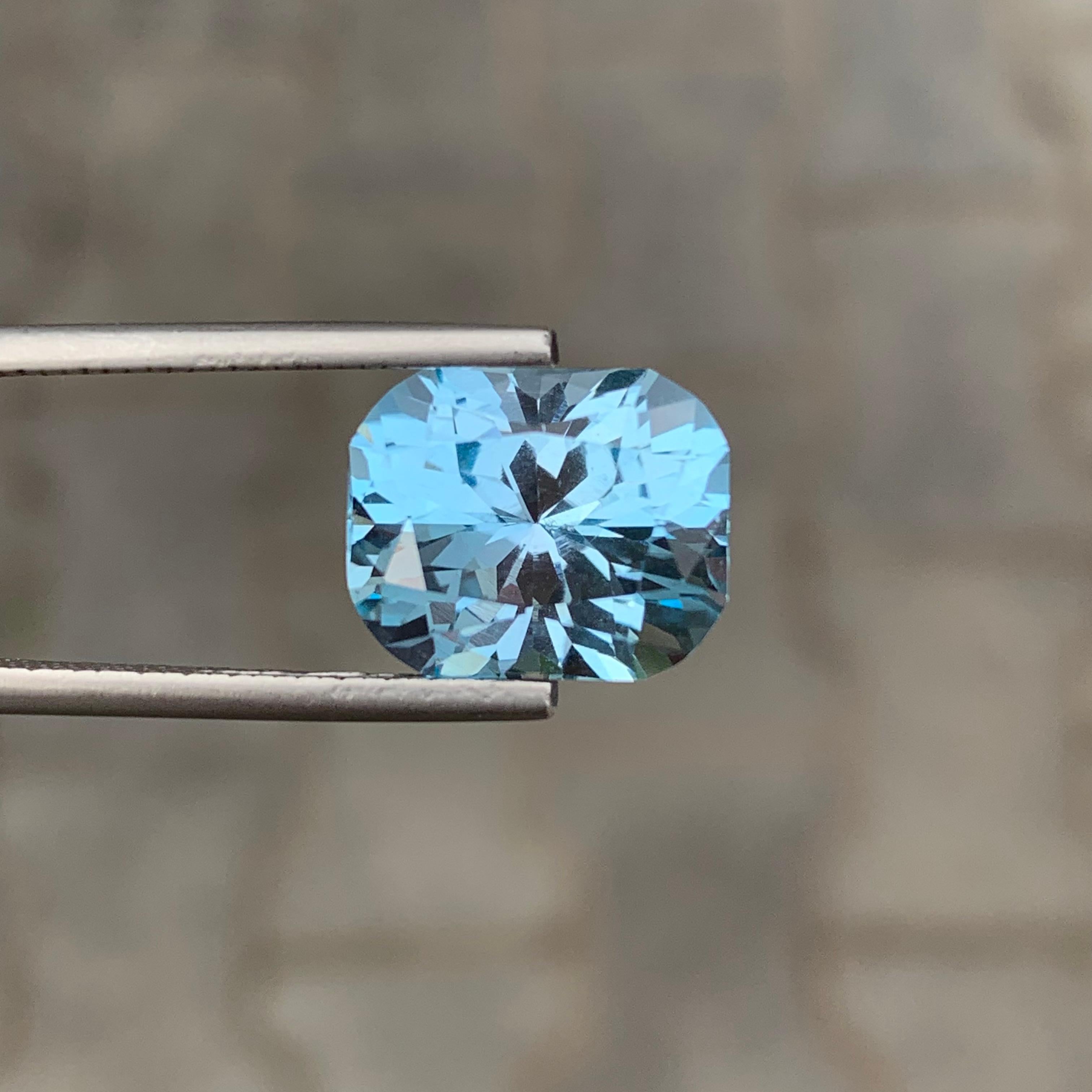 Superbe topaze bleue facettée de 9,65 carats de taille fantaisie pour la fabrication de bijoux Unisexe en vente