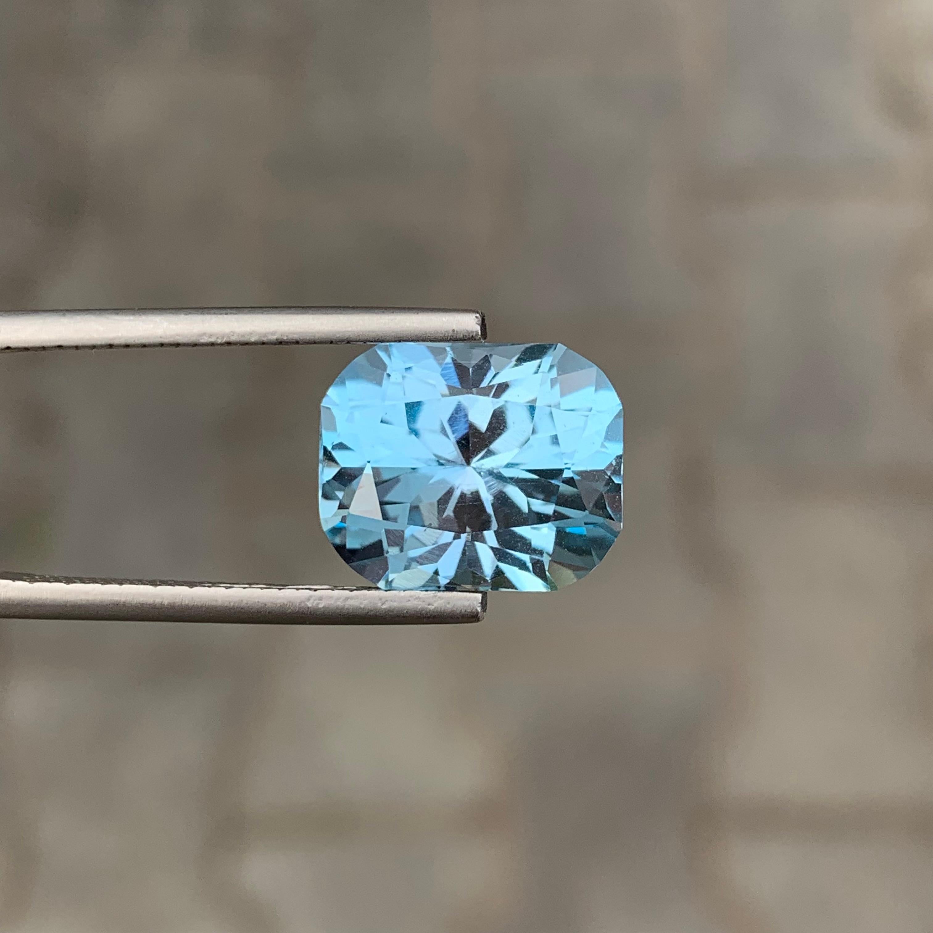 Superbe topaze bleue facettée de 9,65 carats de taille fantaisie pour la fabrication de bijoux en vente 1