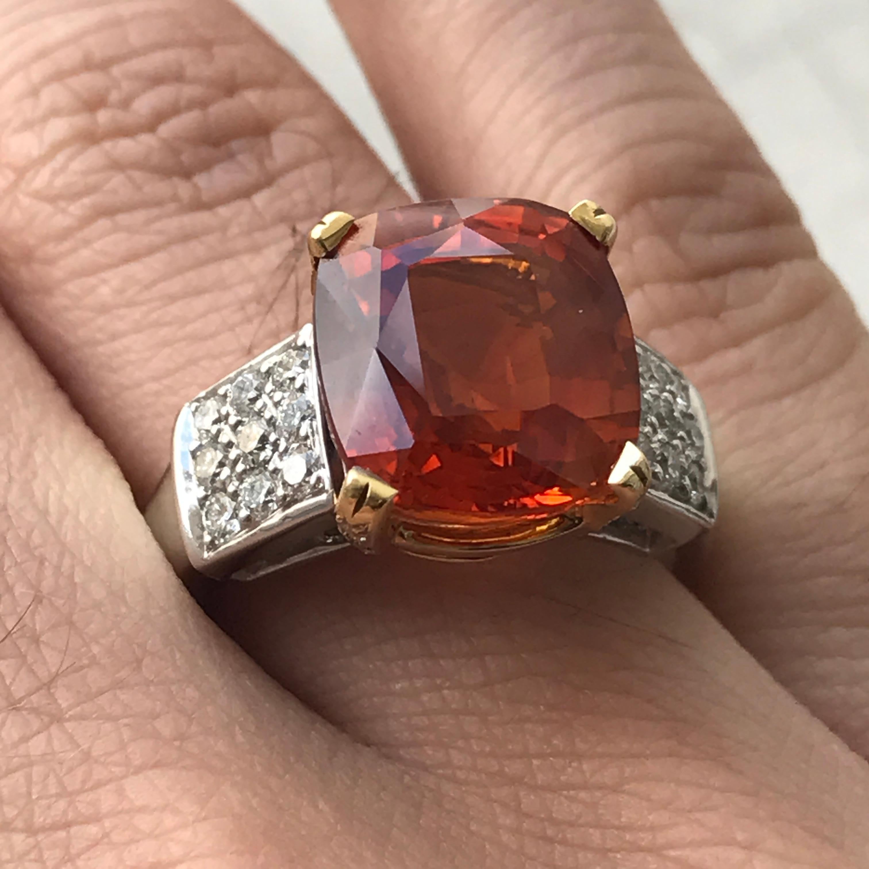 Verkaufe einen 9.65 Ct Huge Cushion Natural Reddish Orange Sapphire & Diamond Ring AGTA Certified.



1. Karat Gewicht: 9,65 Karat Saphir

2. Farbe: Rötlich Orange 

3. Klangfarbe:  Medium - Schön, 8.0 von 10

4. Farbton: Intensives mittel-dunkles