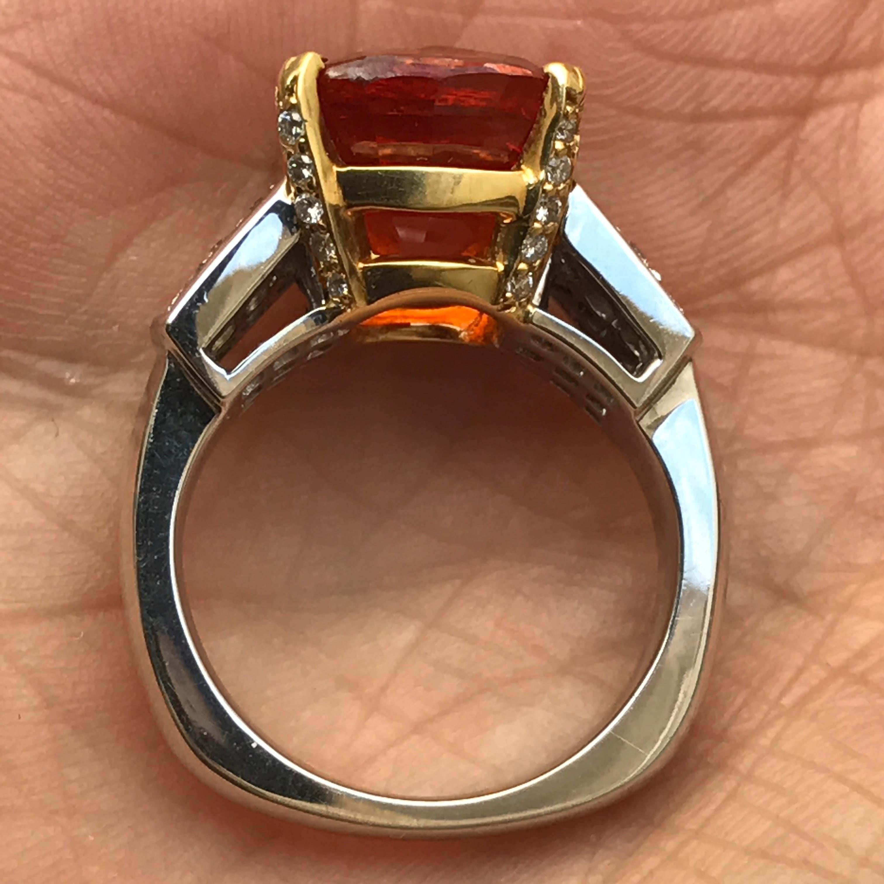 9,65 Karat Riesiger kissenförmiger natürlicher rötlich-oranger Saphir und Diamantring (Zeitgenössisch) im Angebot