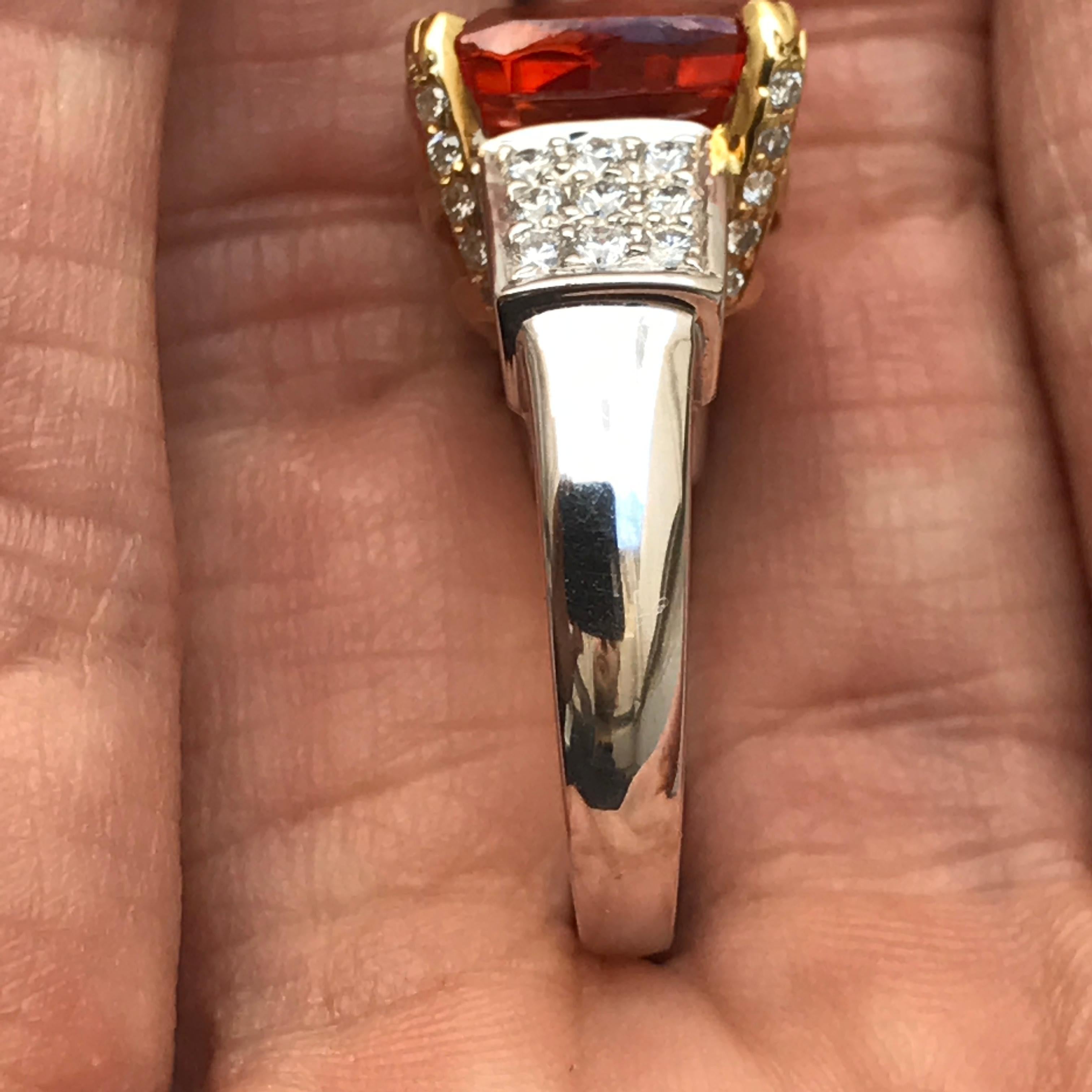 9,65 Karat Riesiger kissenf�örmiger natürlicher rötlich-oranger Saphir und Diamantring (Kissenschliff) im Angebot