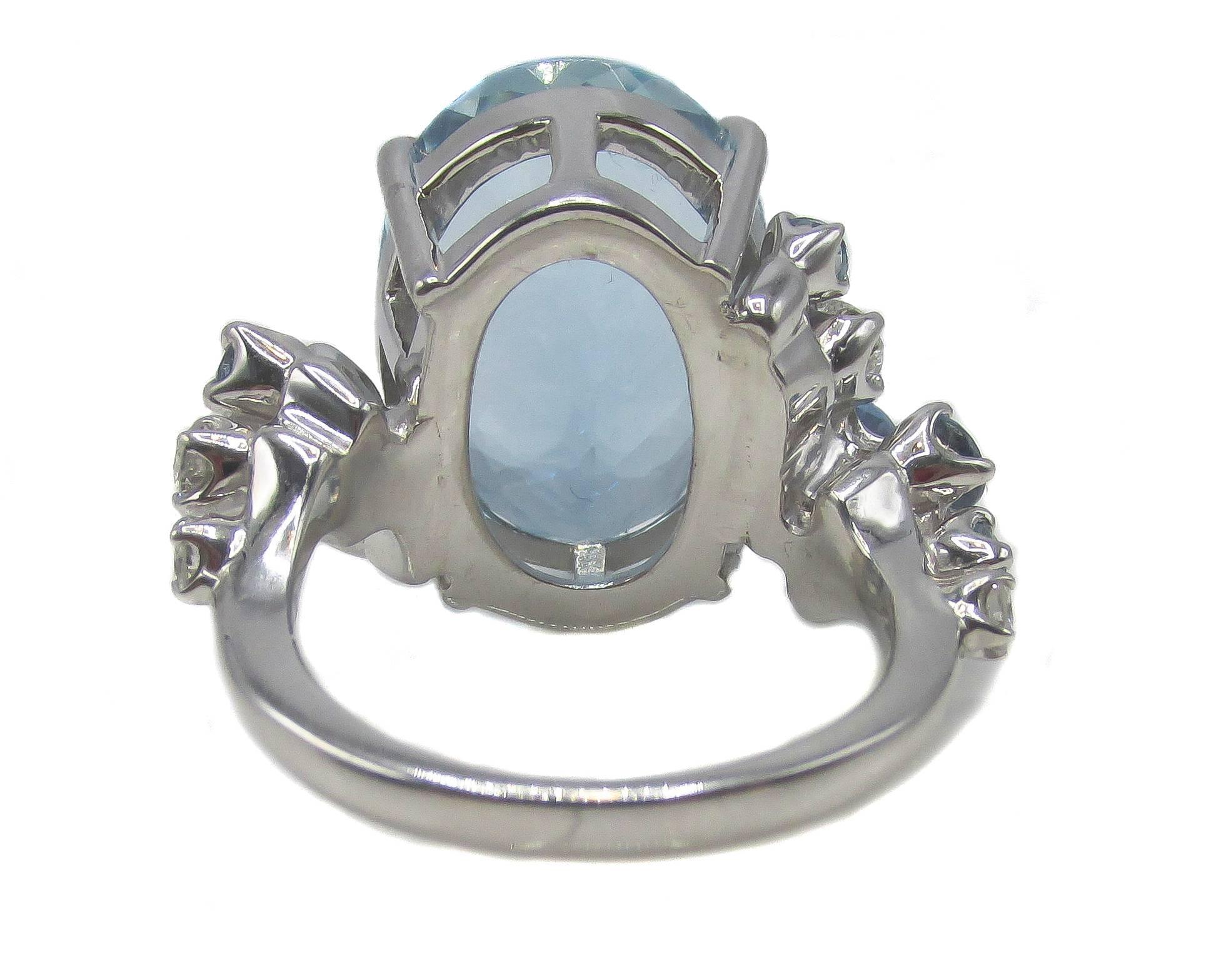 Oval Cut  9.65 Carat Oval Aquamarine Diamond Gold Ring For Sale