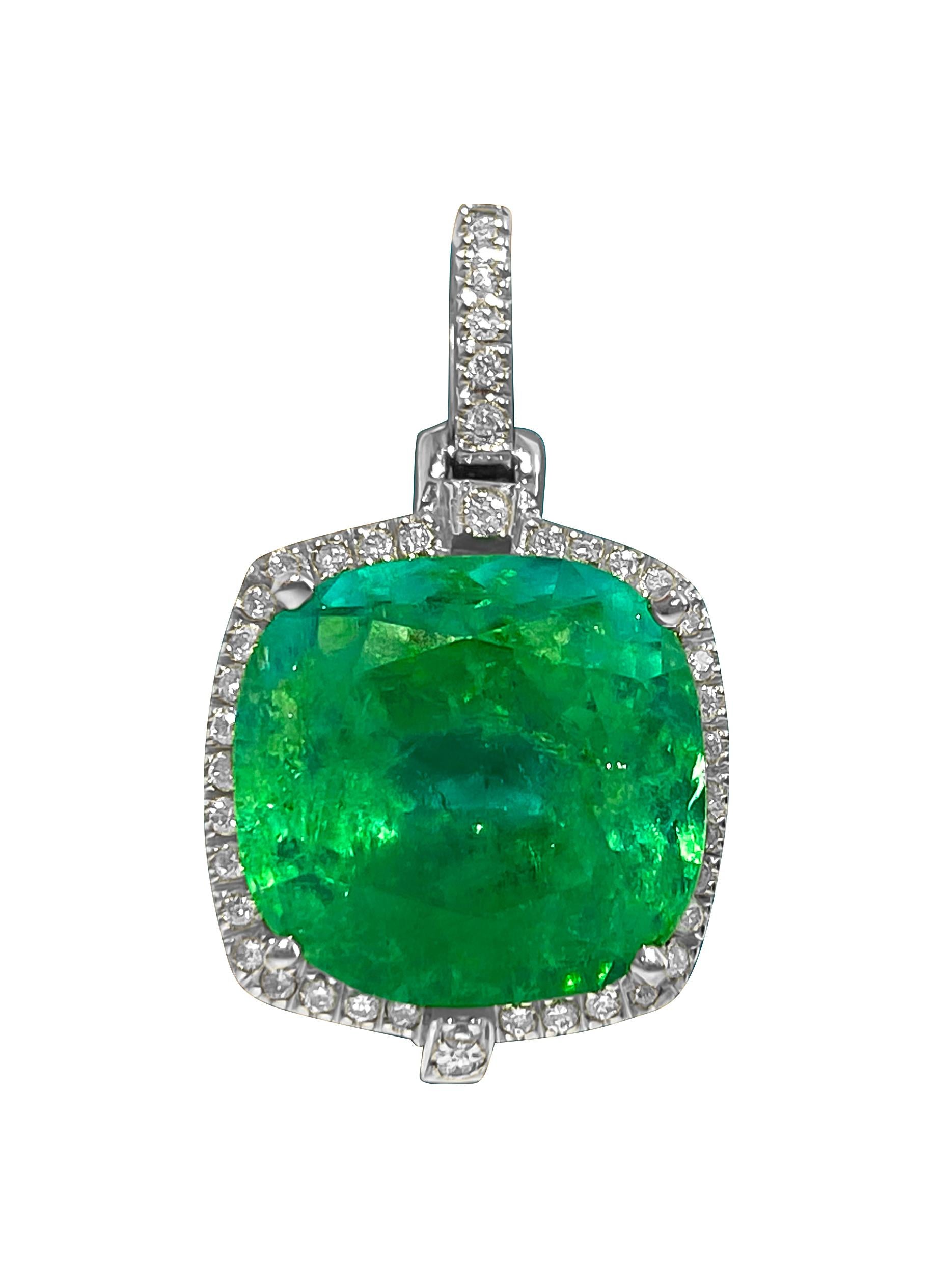 Adornati di lusso indossando questa splendida collana in oro bianco 14 carati, con un raro smeraldo colombiano da 8,90 carati e 0,75 carati di diamanti rotondi a taglio brillante con purezza VS e colore G. Ogni pietra, compreso lo smeraldo, è al